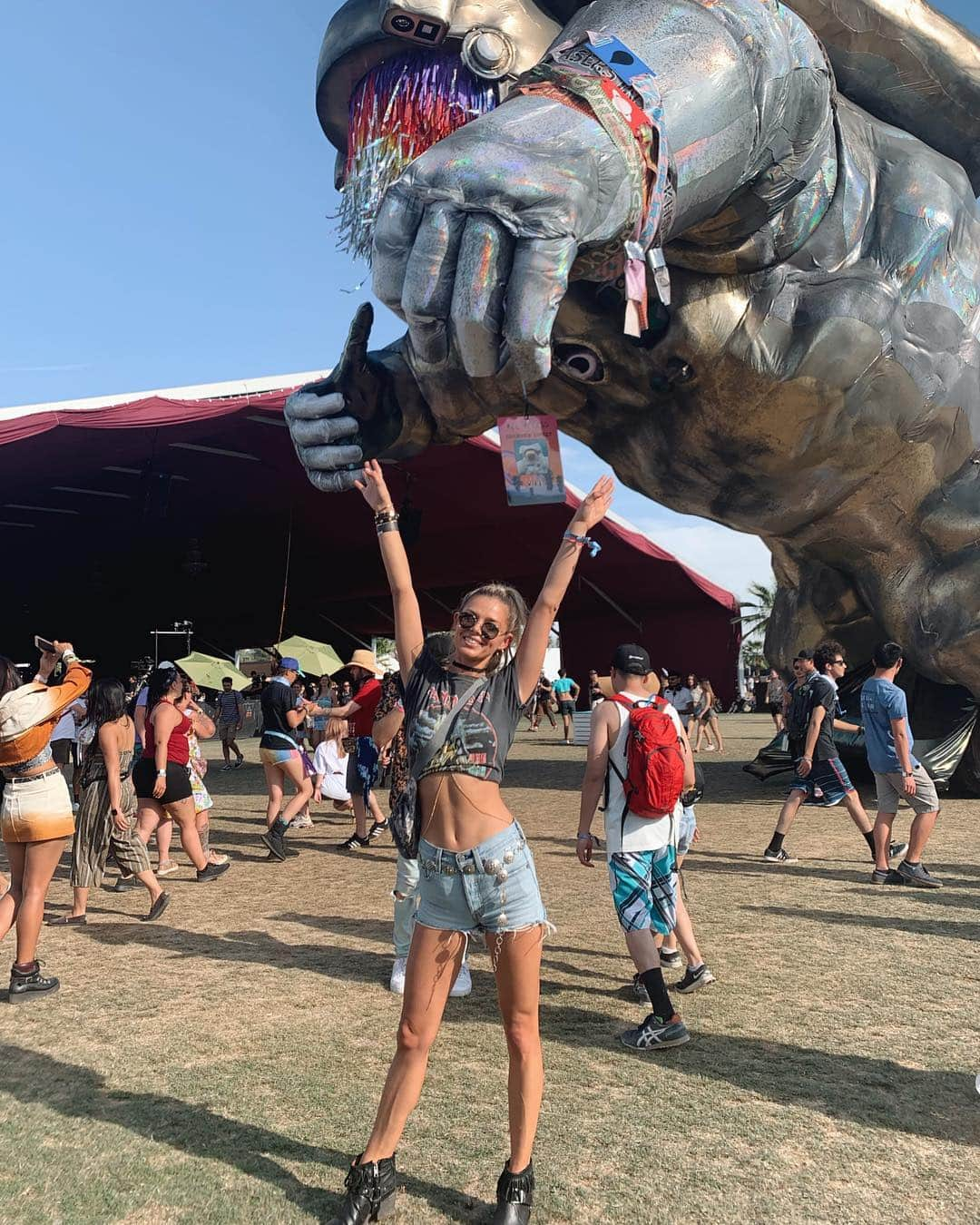 ダニエル・クヌッドソンさんのインスタグラム写真 - (ダニエル・クヌッドソンInstagram)「Day 3 Coachella 🌵🔥👩🏼‍🚀 Styled @ali_stylist . . . . . . . . . . . #coachella #coachella2019」4月15日 21時21分 - danielleknudson1