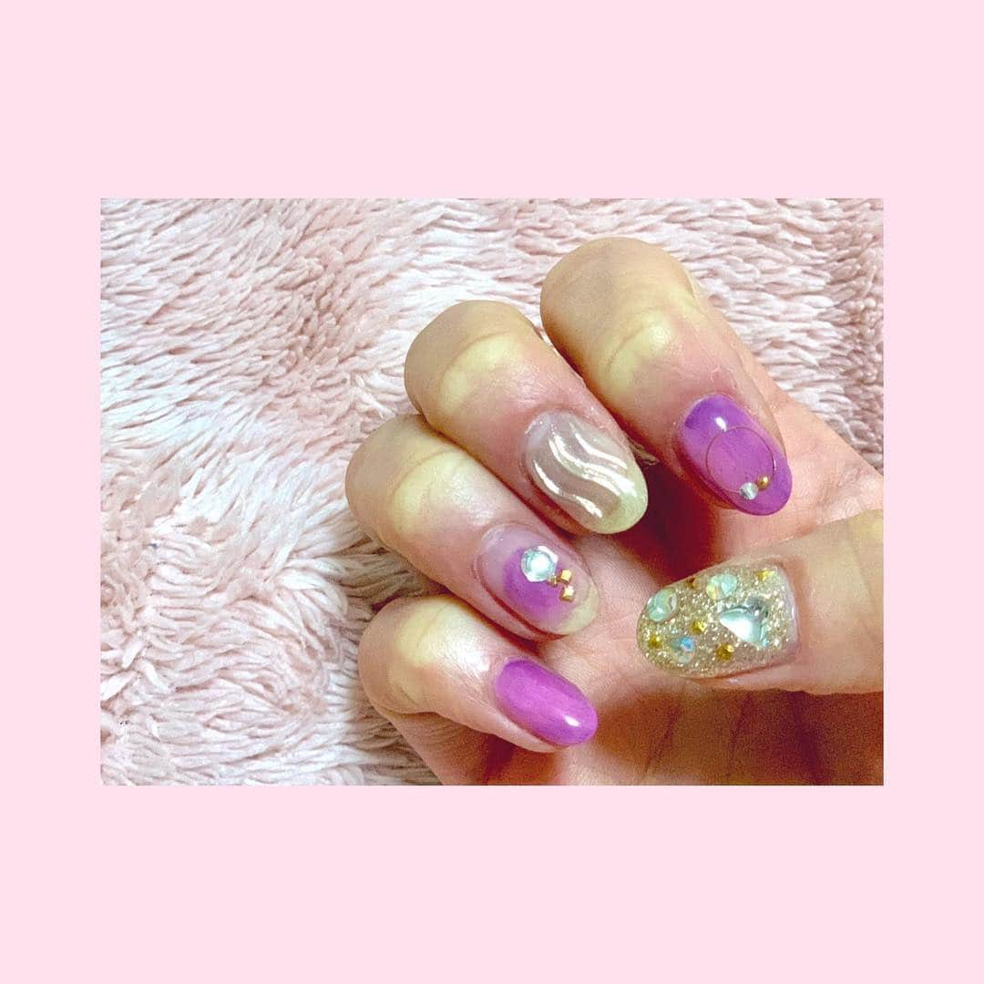 小此木まりさんのインスタグラム写真 - (小此木まりInstagram)「💅 cocotte harajukuさまにて NEW NAIL＊ ムラサキキラキラかわいい！ 担当はきゃわさん！ いつも本当にありがとうございます！！ cocotte最高。 #cocotteharajuku #NEWNAIL #ムラサキ #キラキラ #ネイル #きゃわ さん #感謝 💕」4月15日 21時22分 - mariokonogi