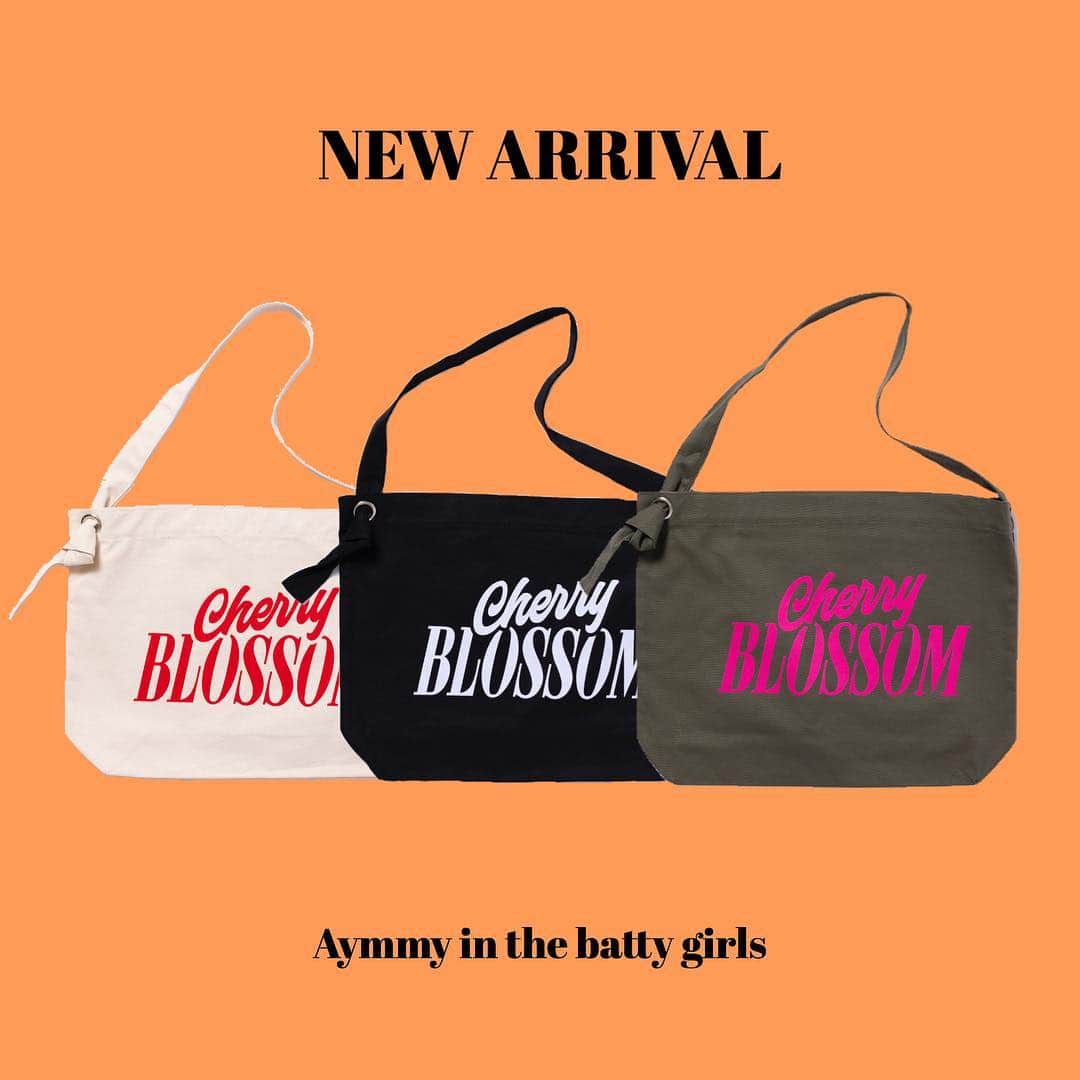 Aymmy in the batty girlsのインスタグラム：「【NEW ARRIVAL】﻿ ﻿ ◽︎CHERRY BLOSSOM RING TOTE BAG﻿ col:NATURL/OLIVE/BLACK﻿ siz:FREE﻿ ¥5,400(taxin)﻿ ﻿ #aymmy #aymmyinthebattygirls ﻿﻿﻿ #エイミー #原宿 ﻿ #エイミーインザバッティーガール﻿﻿﻿ #バッグ #春 #トートバッグ﻿ #ショルダートート #ショルダーバッグ」