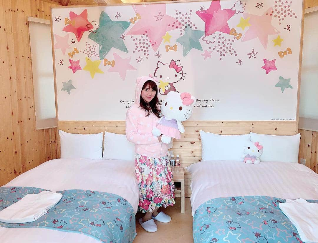 Miku Hirata 平田未来さんのインスタグラム写真 - (Miku Hirata 平田未来Instagram)「My best memory with my family at Awajishima😘こんばんは💫 今週は、長男の延長保育と給食が始まり、 次男も託児所に預けたり、一緒に仕事に行き始めるので 毎日アクティブです(休みつつですが)🥰 * もうすぐ連休なので、あまり無理しないようにしてますが、 どうしてもスパートかけたくなりますね😉💓 * #淡路島キティ ラストです💓 淡路島の #ニジゲンノモリ(@nijigennomori )  にある、  GRAND CHARIOT  北斗七星135° (グランシャリオホクトシチセイヒャクサンジュウゴド）に行ってきました💓 * #星のコクーン 💫にあるハローキティルーム は、#大人キティ で統一されてます☺️💓 * #ヒノキ風呂 は、天井が高くて開放感抜群❣️ゆったりとお風呂に入れました🛁 * 朝食は、また星空のbarへ💫 朝から #淡路島名物 をたくさん頂きました💓 * 子供用にもプレートが用意されて、息子は 「食べられないよ〜」と言いながらもとても嬉しそうでした🥰💓 * 朝食のあとは、少しお散歩して、展望台にも登りました❣️ 曇りでしたが、見晴らしが良くて気持ちよかったです☺️💓 * 本当に日常から離れて、 ゆったりと過ごせる場所です✨ 子供が大きくなった頃にまた行きたいです❣️ * なんども思い出しては、うっとりとする空間とキティでした💓 * * 📍GRAND CHARIOT 北斗七星135° ‪ https://awaji-grandchariot.com/‬ 📍ニジゲンノモリ ‪ https://nijigennomori.com/‬ * * 📍ニジゲンノモリ ‪〒656-2301　兵庫県淡路市楠本2425-2  0799-64-7061‬ （GRAND CHARIOT  北斗七星135°はニジゲンモリ内にあります🏡） * * ちなみに私がかぶっているのは、 ハローキティもこもこルームウェアで、 楽天のキャラloveで購入しました❣️ * #youtube もチェックして下さいね❣️ #grandchariot #grandchariot北斗七星135 #グランシャリオ #グランピングリゾート #コクーン #ナイトウォーク #淡路島リゾート #awajishima #hellokittyhotel #hellokittyroom #ハローキティスマイル #ハローキティコラボ #子連れ旅行記 #chesty #チェスティワンピース #いいね返し #いいねした人全員フォローする」4月15日 21時33分 - miku.hirata