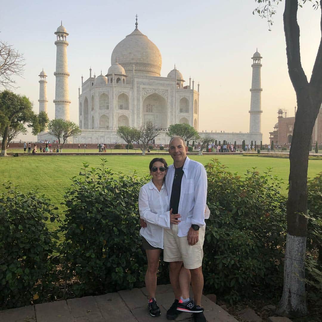 ボビー・ブラウンのインスタグラム：「Still feels like a dream. Got up at 5:30 AM to meet the #tajmahal and #thefort with our awesome guide Anul  people kept asking for photos and it had nothing to do with makeup or me. Oh btw it was 105 degrees today. #loveindia #tourist @sdplof」