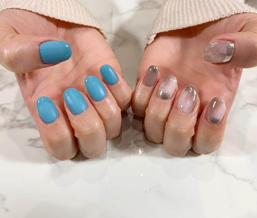 Ayanaさんのインスタグラム写真 - (AyanaInstagram)「. . . new nail ✨ @alpha_nail.eyelash 💅 . . ちゅるんとした透け感あるデザインと マットなデザインをちぐはぐにして、 あえて正反対な仕上がりをお願いしました😊✨ 長さもいつもより短くしてもらいましたー✨ . . よく見てもらうとわかるかな？ 水色の方は…実はマットべースにクリアのフレンチ！ デザイン探しててかわい！👀✨ってなってすぐ決めました💕 . . . #ネイル #ジェルネイル #ネイルデザイン  #ネイルアート #ネイルサロン #ニュアンスネイル #ミラーネイル #グレージュ #マットネイル #フレンチネイル #ブルーネイル #春ネイル #nail #nails #手元倶楽部 #手元くら部 #手元コーデ #お洒落さんと繋がりたい #おしゃれさんと繋がりたい #コスメ #メイク #滋賀ネイル #滋賀ネイルサロン #ネイルサロン #石山 #マツエク #まつえく #まつげエクステ #お気に入り #美容垢」4月15日 21時30分 - ayana_218