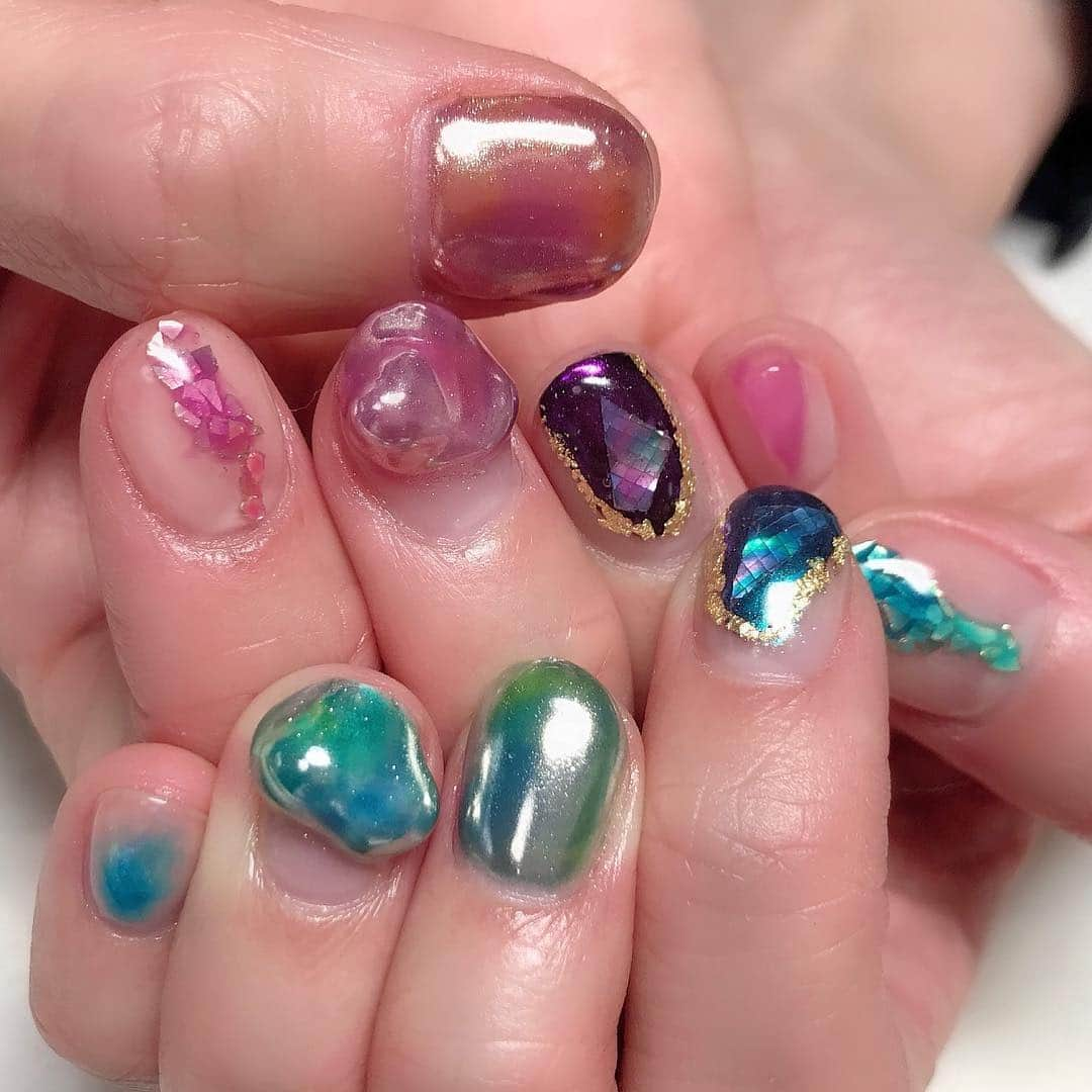 RinRinさんのインスタグラム写真 - (RinRinInstagram)「ちょっと前にしたネイル💅🏻ジオードのテーマ〜✨やっぱりはみ出すところ好きだよね〜♪ 今回は @aaayyyaaa._ さんのところに初めて行ってみて、あやさんとアメリカの話ししながら隣にいるワンちゃんたちに癒された〜🐶可愛すぎる〜ありがとうー！ My nails from a while back💅🏻 this time it’s geode themed nails~ I really love the part where it sticks out all weird and lumpy😂 it was my first time going to see @aaayyyaaa._ and we had a great time chatting about New York〜 she also had two doggos with her that were the cutest ever 😩 . . . 🌸今までしたネイルはここでチェック！#rinrindollnails 🌸Check more of my previous nails here: #rinrindollnails . . . #rinrindoll #rinrindollnails #sunnysideupnail #geodenails #japanesenailart #japanesenails #japanesenailsalon #tokyonailsalon #japanesegelnails #tokyonail #shortgelnails #mirrornails #ジオードネイル #東京ネイルサロン #ジェルネイル #かわいいネイル」4月15日 21時47分 - rinrindoll