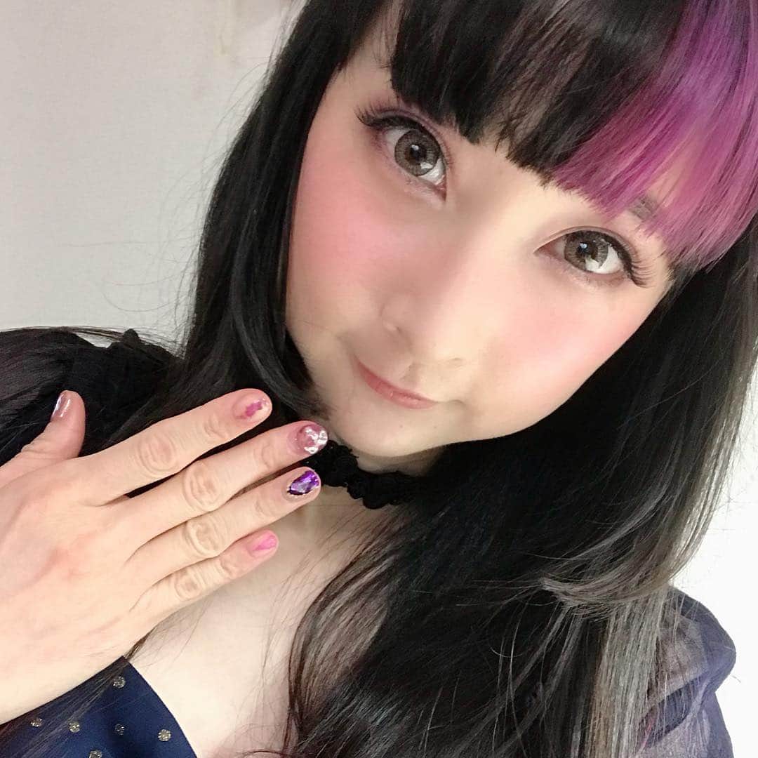 RinRinさんのインスタグラム写真 - (RinRinInstagram)「ちょっと前にしたネイル💅🏻ジオードのテーマ〜✨やっぱりはみ出すところ好きだよね〜♪ 今回は @aaayyyaaa._ さんのところに初めて行ってみて、あやさんとアメリカの話ししながら隣にいるワンちゃんたちに癒された〜🐶可愛すぎる〜ありがとうー！ My nails from a while back💅🏻 this time it’s geode themed nails~ I really love the part where it sticks out all weird and lumpy😂 it was my first time going to see @aaayyyaaa._ and we had a great time chatting about New York〜 she also had two doggos with her that were the cutest ever 😩 . . . 🌸今までしたネイルはここでチェック！#rinrindollnails 🌸Check more of my previous nails here: #rinrindollnails . . . #rinrindoll #rinrindollnails #sunnysideupnail #geodenails #japanesenailart #japanesenails #japanesenailsalon #tokyonailsalon #japanesegelnails #tokyonail #shortgelnails #mirrornails #ジオードネイル #東京ネイルサロン #ジェルネイル #かわいいネイル」4月15日 21時47分 - rinrindoll