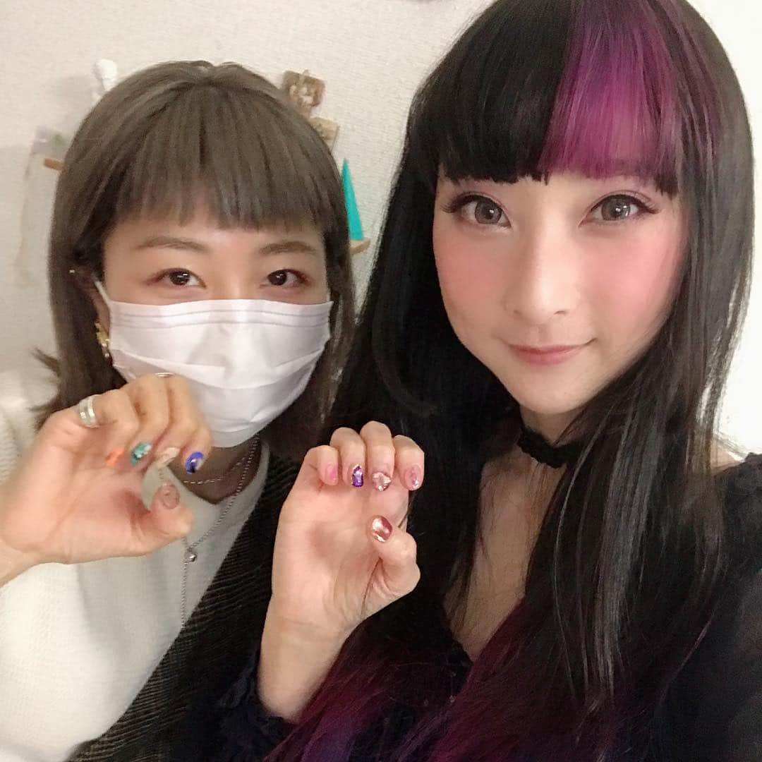 RinRinさんのインスタグラム写真 - (RinRinInstagram)「ちょっと前にしたネイル💅🏻ジオードのテーマ〜✨やっぱりはみ出すところ好きだよね〜♪ 今回は @aaayyyaaa._ さんのところに初めて行ってみて、あやさんとアメリカの話ししながら隣にいるワンちゃんたちに癒された〜🐶可愛すぎる〜ありがとうー！ My nails from a while back💅🏻 this time it’s geode themed nails~ I really love the part where it sticks out all weird and lumpy😂 it was my first time going to see @aaayyyaaa._ and we had a great time chatting about New York〜 she also had two doggos with her that were the cutest ever 😩 . . . 🌸今までしたネイルはここでチェック！#rinrindollnails 🌸Check more of my previous nails here: #rinrindollnails . . . #rinrindoll #rinrindollnails #sunnysideupnail #geodenails #japanesenailart #japanesenails #japanesenailsalon #tokyonailsalon #japanesegelnails #tokyonail #shortgelnails #mirrornails #ジオードネイル #東京ネイルサロン #ジェルネイル #かわいいネイル」4月15日 21時47分 - rinrindoll