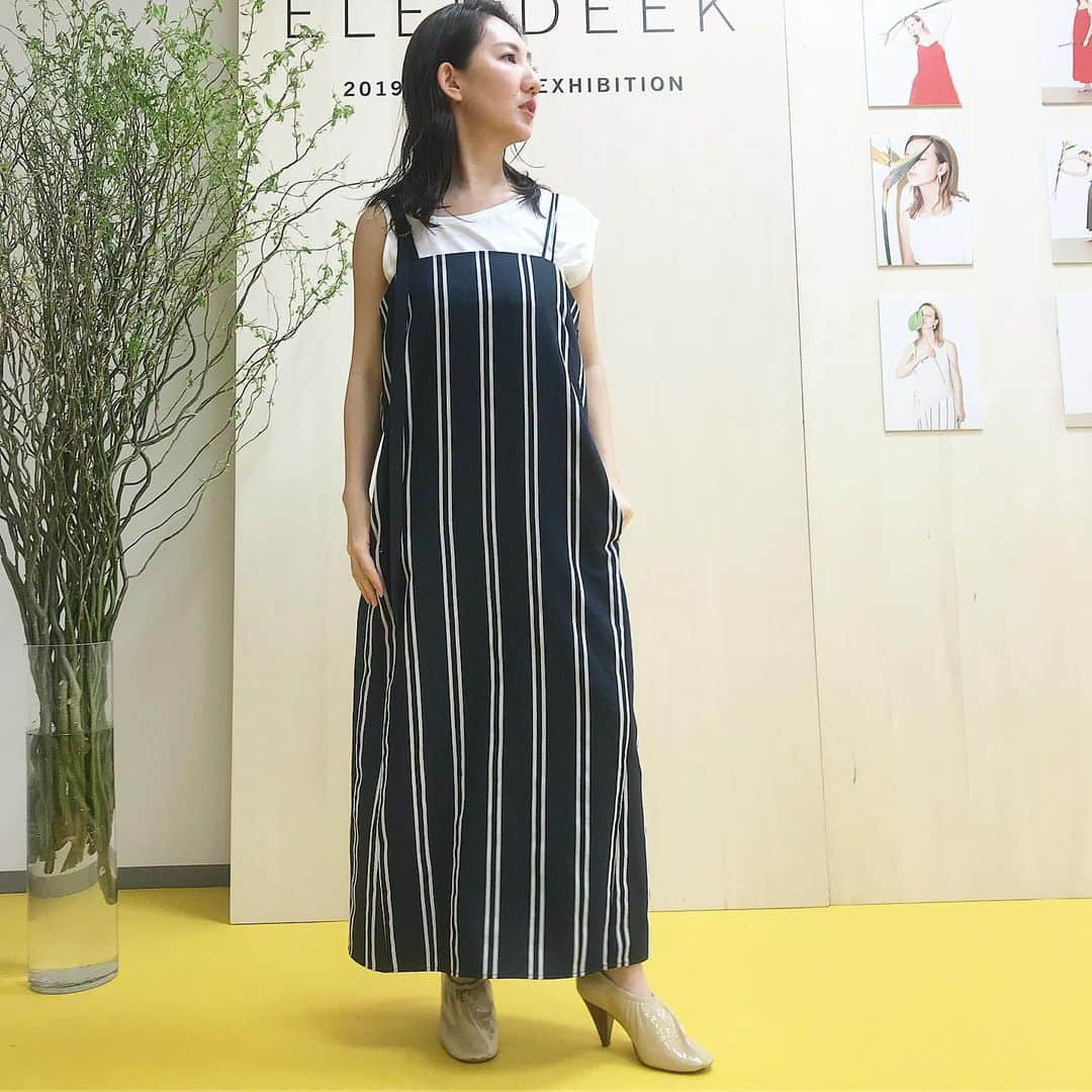 渡辺由香さんのインスタグラム写真 - (渡辺由香Instagram)「#ootd #coordinate  #dress #tops #elendeek  #shoes #oldceline  ここ最近、保育園卒業からの 入園式からの習い事やお弁当、朝の送りに学校用意 アップ出来る余裕ないぐらいの目まぐるしい日々を過ごしとりました😱 小1のママのいわゆる小学校の壁とやらでしょうか  とゆうわけでハナボ寝たので久しぶりのアップ！  ただ今、プレオーダー中の 社販オーダーした超好みなワンピ  アシメトリーなデザインワンピはリネンライクで ラフさがかわいい♡ レイヤードのベストを取るとストライプのシンプルキャミにもなるよ ベストだけをＴシャツあわせでも いろいろスタイリングできちゃうので着まわしも楽しめる！ インに着てるネックがアシメトリーなカットタンクはレイヤードに イロチで持っておくとめちゃくちゃ使えます^_^  あー早く着たいなぁ  さてさて、明日、明後日は展示会 関係者の皆さんお待ちしてまーす💋 #エレンディーク #今日の服 #ワンピースコーデ #夏服 #大人コーデ」4月15日 21時42分 - yukawatanabe_hanabo