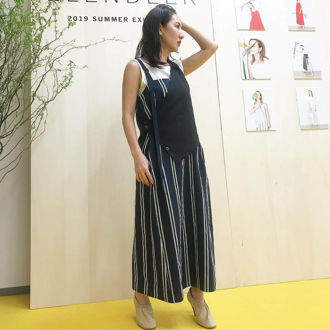 渡辺由香さんのインスタグラム写真 - (渡辺由香Instagram)「#ootd #coordinate  #dress #tops #elendeek  #shoes #oldceline  ここ最近、保育園卒業からの 入園式からの習い事やお弁当、朝の送りに学校用意 アップ出来る余裕ないぐらいの目まぐるしい日々を過ごしとりました😱 小1のママのいわゆる小学校の壁とやらでしょうか  とゆうわけでハナボ寝たので久しぶりのアップ！  ただ今、プレオーダー中の 社販オーダーした超好みなワンピ  アシメトリーなデザインワンピはリネンライクで ラフさがかわいい♡ レイヤードのベストを取るとストライプのシンプルキャミにもなるよ ベストだけをＴシャツあわせでも いろいろスタイリングできちゃうので着まわしも楽しめる！ インに着てるネックがアシメトリーなカットタンクはレイヤードに イロチで持っておくとめちゃくちゃ使えます^_^  あー早く着たいなぁ  さてさて、明日、明後日は展示会 関係者の皆さんお待ちしてまーす💋 #エレンディーク #今日の服 #ワンピースコーデ #夏服 #大人コーデ」4月15日 21時42分 - yukawatanabe_hanabo