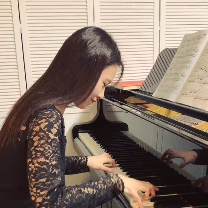 中園理沙のインスタグラム：「Here's one of my favorite Spanish piano music! I feel the sunshine and breeze on my face whenever I play it 😄💃 🎹Granados: Allegro de Concierto Op. 46 スペインの作曲家、グラナドスの演奏会用アレグロ😄太陽と風を感じる素敵な曲なのです！🌞 ・・・ DMは使用しておりません。ご了承下さい。 ・・・ #piano #pianist #granados #spanishmusic #pianoforte #pianolove #pianomusic #musician #classicalpianist #lisanakazono #グラナドス #ピアノ #ピアニスト #中園理沙」