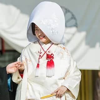 Dresses (ドレッシーズ)さんのインスタグラム写真 - (Dresses (ドレッシーズ)Instagram)「* 和装や神社挙式をお考えの花嫁さまにおススメの #ドレッシーズコラム はこちら⛩ 《憧れの神前式！白無垢選びのポイントとオススメコーディネート》✨ . 《お色直しは和装にしたい！衣装選びのコツや注意点をお教えします！》 . ✔︎プロフィール画面URL→✔︎Dresses “column”より#和装 のカテゴリをチェック。 * 〈お問合せ〉 ✉️dresses@dressthelife.jp 📞0120-791-249 * #色打掛#白無垢#wedding #綿帽子#参進の儀#神前挙式#神社挙式 #和装結婚式#色打掛試着 #色打掛コーディネート#白無垢花嫁#白無垢コーディネート」4月15日 21時35分 - dresses_weddings