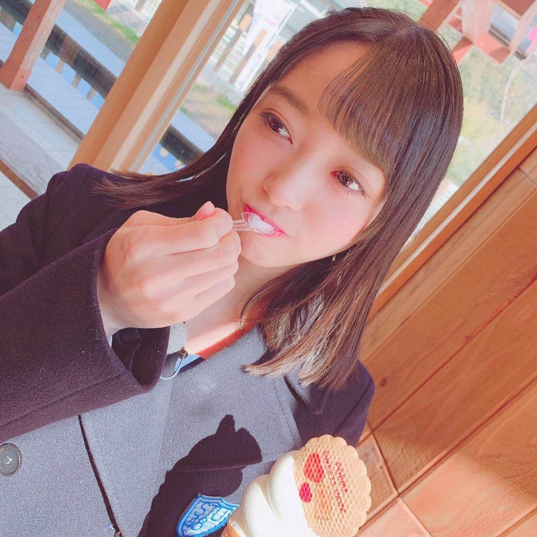 石田みなみさんのインスタグラム写真 - (石田みなみInstagram)「「  あーん、、。 」﻿ ﻿ ﻿ ﻿  パクッ﻿ ﻿ ﻿ ﻿ 「  あーげない❤️ 」﻿ ﻿ ﻿ ﻿ #STU48 #Charmingtrip ﻿ #Stucharmingtrip #石田みなみ﻿ #広島テレビ さん #テレビ派 さん #虹色せとりっぷ﻿ #瀬戸内 #愛媛県 #東温市 #母恵夢﻿ #母恵夢スイーツパーク #パークソフト ﻿ #アイス #ソフトクリーム #🍦 #💗 #あざとい #あざといしだみ」4月15日 21時35分 - ishida.minami_373