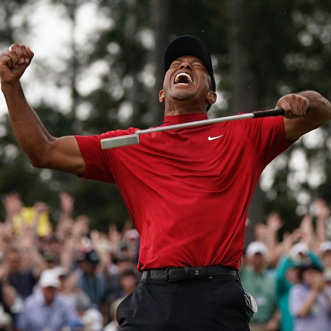 CNNさんのインスタグラム写真 - (CNNInstagram)「Tiger Woods made one of the greatest comebacks in sports when he won his fifth Masters title (and 15th major title) on Sunday ⛳️ It's been more than a decade since the golf legend won his last championship at the 2008 US Open. The 43-year-old Woods underwent career-saving spine fusion surgery in 2017. #themasters #tigerwoods (📸: David J. Phillip/AP)」4月15日 21時35分 - cnn