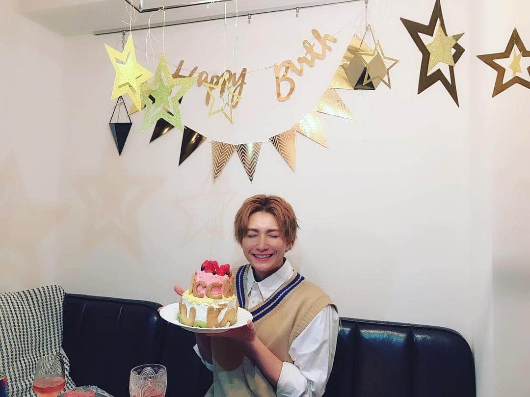 のインスタグラム：「.﻿ 🎉🎂🥂﻿ ﻿ 仲のいい友達がこっそり集まって﻿ Surprise Birthday Party🎈﻿ を開いてくれました🥰﻿ ﻿ サプライズすぎて﻿ 全く気づかなかった私...﻿ ﻿ 企画してくれた桃ちゃん、﻿ ありがとう☺️﻿💕 スワイプして見てね🥰 ﻿ #32 #Birthday 🍽 ブログに詳しく書きました✏️」