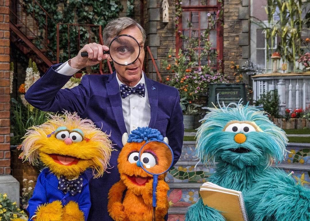 セサミストリートさんのインスタグラム写真 - (セサミストリートInstagram)「@billnye is stopping by Sesame Street to help investigate a strange noise! Watch this brand-new episode on @hbo now!」4月15日 21時37分 - sesamestreet