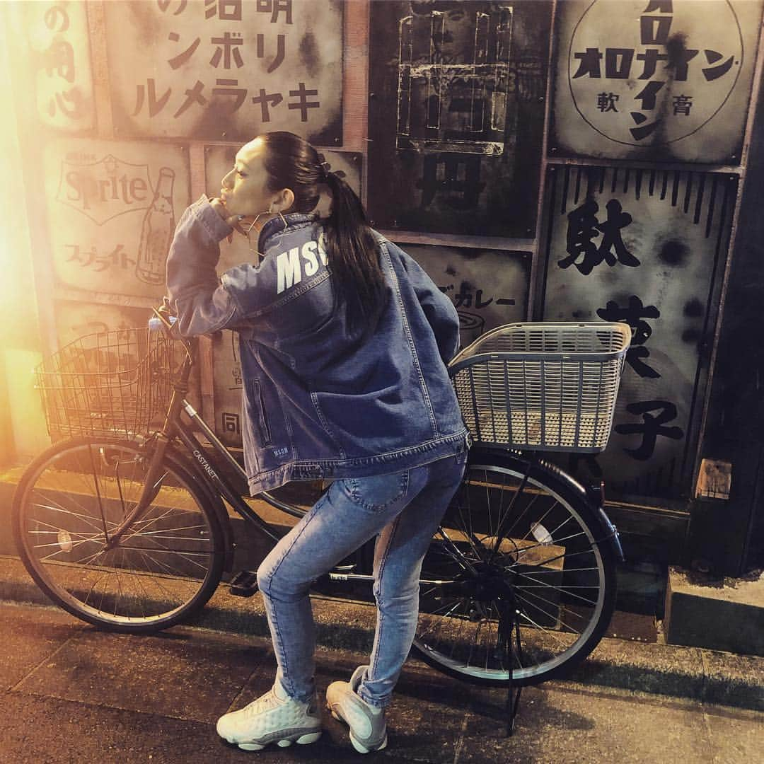 DJ JUICYさんのインスタグラム写真 - (DJ JUICYInstagram)「昭和感落ち着くなぁ〜💙 #juicy#fashion#street#style#msgm#jordan#nike#昭和#昭和レトロ#Gジャンコーデ#吉田栄作コーデ」4月15日 21時36分 - dj_juicy0912