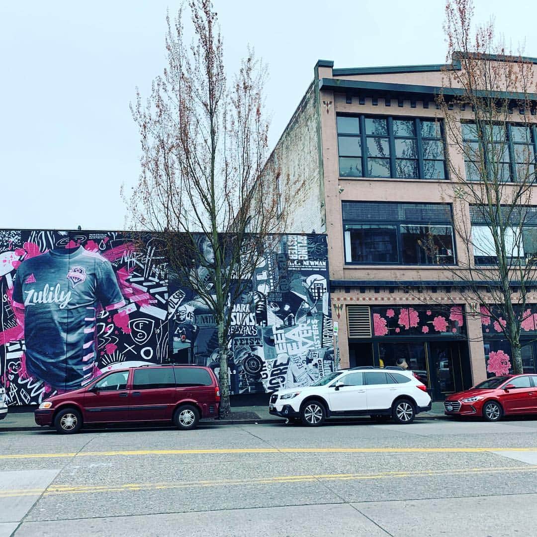原田曜平さんのインスタグラム写真 - (原田曜平Instagram)「シアトルで若者に人気の街Capitol Hill 古い建物の中に新しいお洒落なカフェや 古着屋さんがたくさんある街  #tfl #l4l #f4f #instagood #instalike #me #followme #lifeinjapan #selfie」4月15日 21時37分 - yohei.harada_official