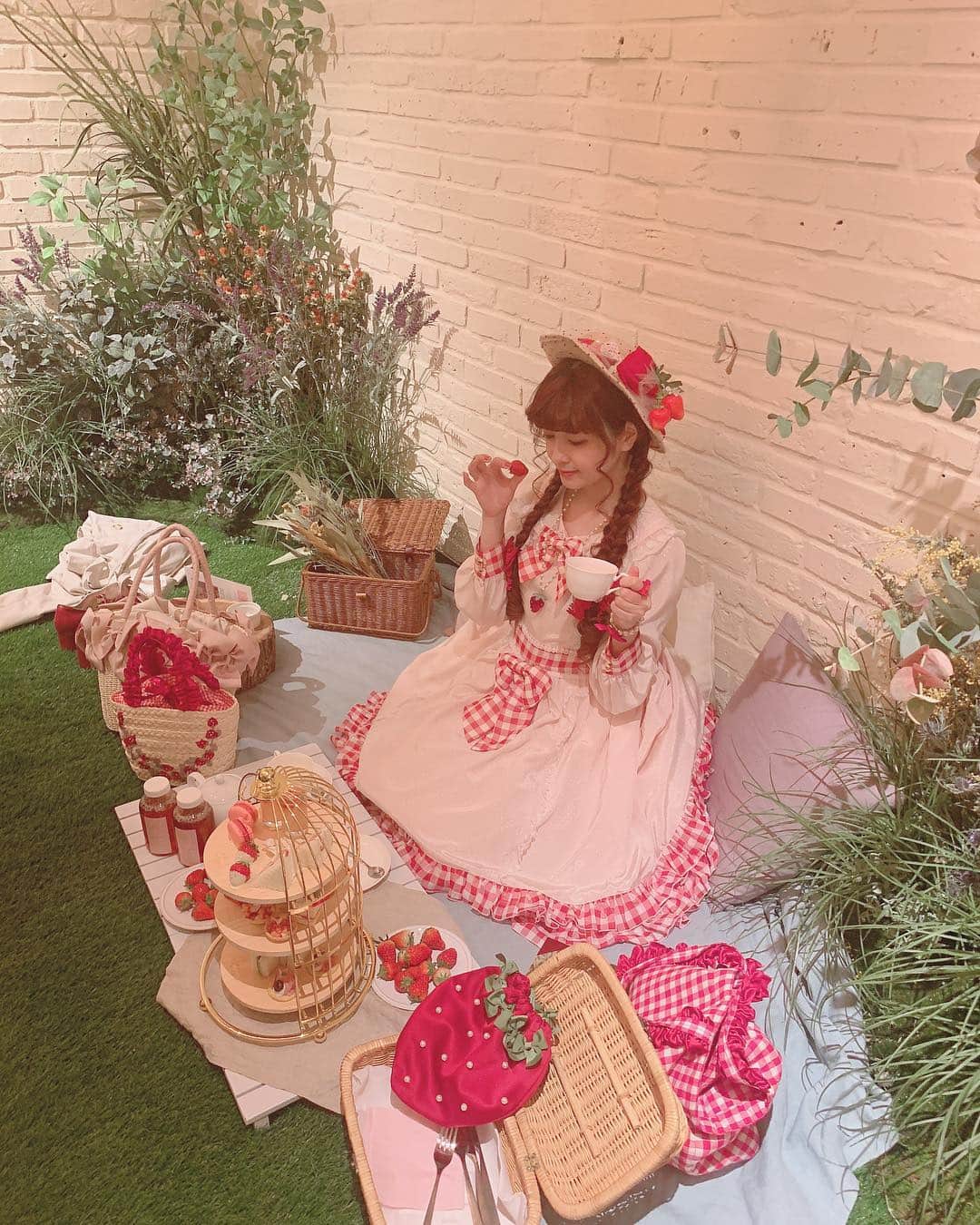 青木美沙子さんのインスタグラム写真 - (青木美沙子Instagram)「#フルーツピクニック #原宿カフェ #ピクニック気分 #イチゴ食べ放題 #可愛すぎた #雨でもピクニックが楽しめる」4月15日 21時37分 - misakoaoki