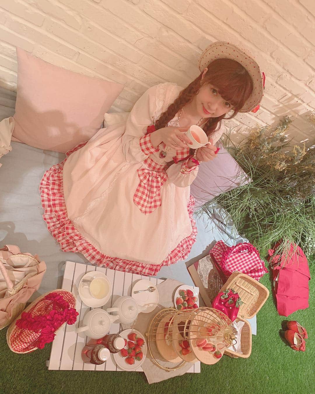 青木美沙子さんのインスタグラム写真 - (青木美沙子Instagram)「#フルーツピクニック #原宿カフェ #ピクニック気分 #イチゴ食べ放題 #可愛すぎた #雨でもピクニックが楽しめる」4月15日 21時37分 - misakoaoki