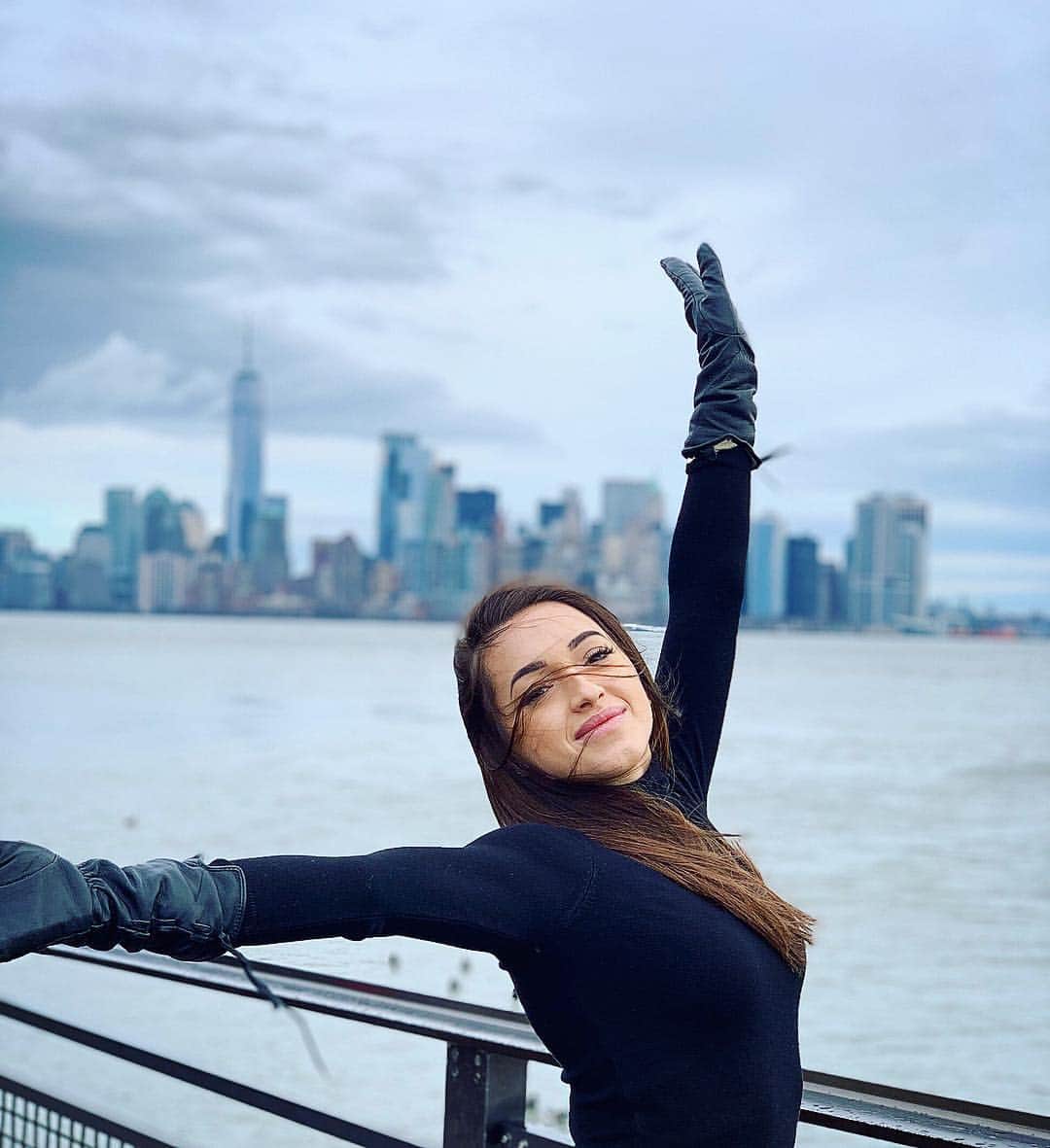 ラリサ・ヨルダケのインスタグラム：「I begin my week with this picture because I miss these moments very much. 🌸 #tb #NY」