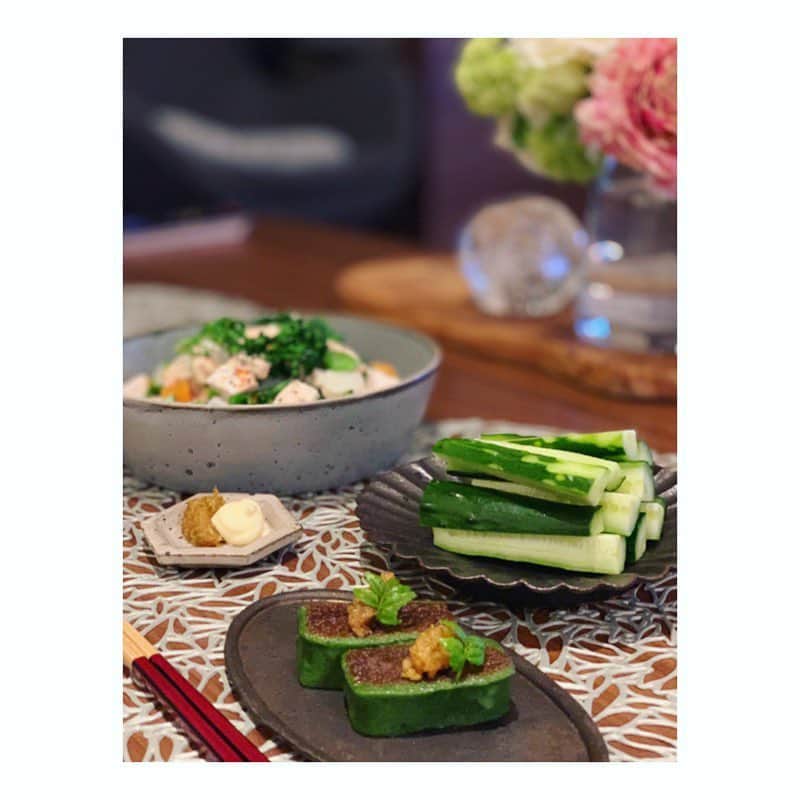 市橋有里のインスタグラム：「旬のものをたっぷりと😋なご飯。コブサラダは新玉ねぎ、スナップえんどう、菜の花を硬めに茹でて歯ごたえたっぷり春野菜と鶏胸肉にコブドレッシング(ケチャップ、マヨネーズ、ヨーグルト)をたらり。旬のものは栄養価が高いだけでなく、食べると心が元気になる気がします✨ 🍴よもぎ麩の蕗味噌のせ 🍴蕗味噌きゅうり 🍴新玉ねぎと春野菜のコブサラダ 🍴サーモンソテー 🍴pan&の焼きたてパン 🍴いちおうメインの筍ご飯 ・ #旬 #春野菜 #デトックス #detox #小料理屋あり」
