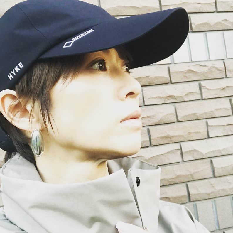 畑野ひろ子のインスタグラム：「雨の日は、GORETEXのキャップが大活躍。  @thenorthfacehyke」