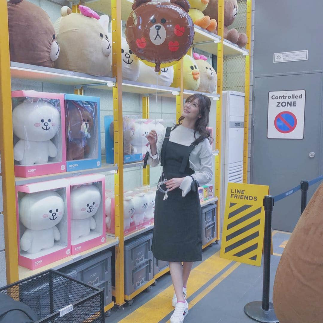 宇水遥佳さんのインスタグラム写真 - (宇水遥佳Instagram)「. 🐻🐥🐰LINE FRIENDS🐻🐥🐰 . LINEグッズがたくさん売られてて 可愛かったぁ😍😍😍 スーツケースに旅先のステッカーをぺたぺた貼ってて 韓国ではこちらでステッカーをゲットして貼ったぁ♫ . お洋服は ＠beep_ss のジャンパースカートを初卸🥰 ウエストゴムで楽ちん✌ 旅行のときは食べるからゴム系だいじ🙈🙈🙈 . #line #linefriends  #linefriendsstore  #韓国 #韓国旅行 #旅行 #女子旅 #買い物 #明洞  #たのしい #タビジョ  #たびすたぐらむ  #旅ガール  #旅好きな人と繋がりたい  #旅行好きな人と繋がりたい  #韓国好きな人と繋がりたい  #한국  #한글초보 #한국공부 #명동  #일본 #모델  #팔로우  #팔로미  #좋아요 #소통 #옷스타그램 #패션」4月15日 22時00分 - haruka._.usui