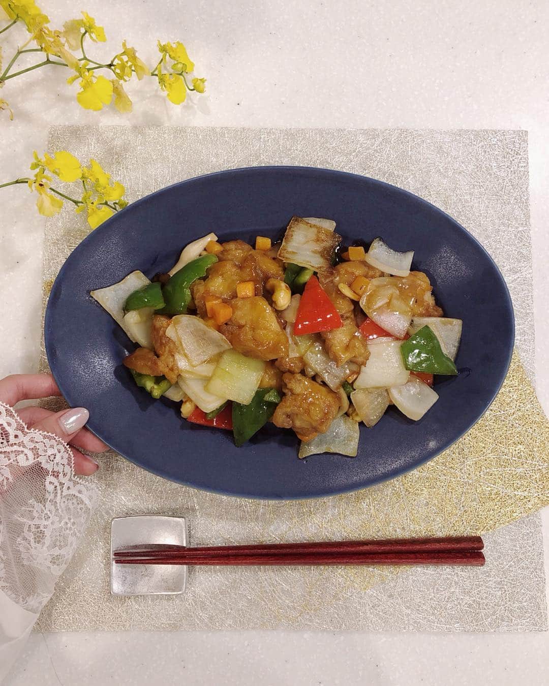 のインスタグラム：「お仕事お疲れ様ー❤️！！ トップバリュのクッキット、夜ごはんに作ってみました✨☺️！ お仕事がら遅く終わった日はほんとに助かる🥺 『彩り野菜と鶏肉のカシューナッツ炒め』 こっち系は作りたいけど、パプリカやカシューナッツが余ると使いづらくて避けがちだったので🙄  実際に作ってみたんだけど、鶏肉に火をしっかり通しても、だいたい15分くらいでできたかな？？ 作り方も分かりやすく乗っているし、全て具材がカットされているんです🥺💕 何より、袋から出してフライパンにイン🍳するだけで手軽にできるので、キッチンが汚れなくて嬉しい！！ 最後にタレを絡めて完成なのですが… 本当に味付けが濃すぎず、薄すぎずでちょうど良く ご飯との相性もバッチリ🍚✨ タンパク質や栄養もきちんととれて良い！  これに、ご飯以外を合わせるなら ワカメスープとチャーハンとか、合わせたい🥺  とっても簡単で忙しい時にはとても助かります✨✨ 手間や、時間、ボリューム感を考えると大満足でした！！ ぜひイオンさんで見つけたら手にとってみてね✨  #トップバリュ #クッキット #CooKit #PR @topvaluofficial」