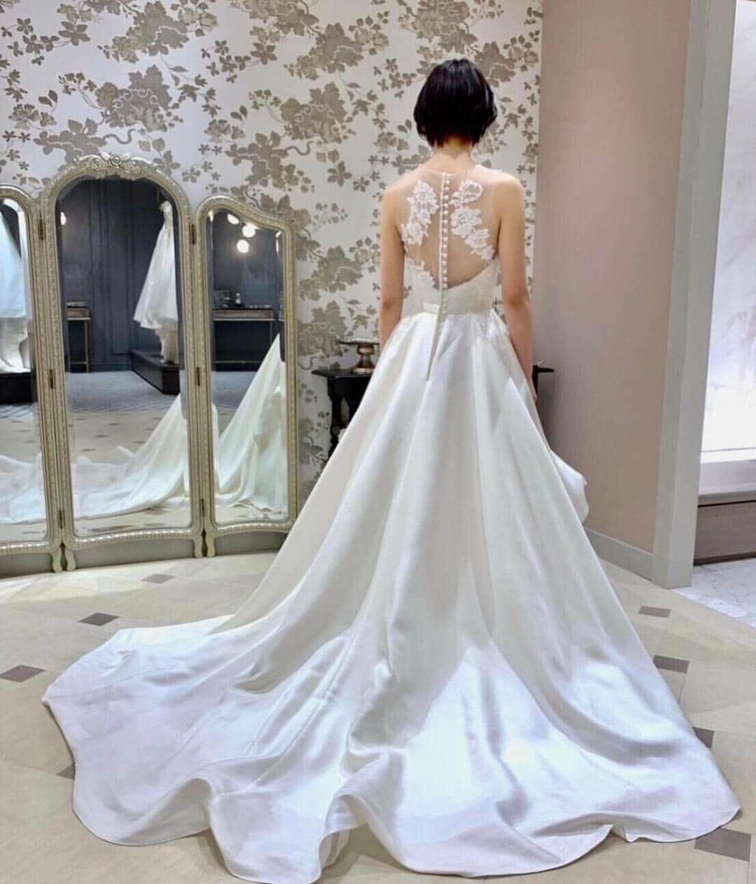 Dresses (ドレッシーズ)さんのインスタグラム写真 - (Dresses (ドレッシーズ)Instagram)「* ---------------------------------------- プレ花&卒花さまの素敵なお写真をご紹介します✨ 《 #ドレッシーズ花嫁 》を付けて、投稿してくださいね💐 ---------------------------------------- ウェディングドレス:03-70289 ドレスブランド: @carolinecastigliano  イヤリング:07-70131 * こちらのドレスは @authentique_weddingdress のドレスです。 ----------------------------------------- <お問い合わせ> 💌@dresses_weddingdress へDM 📞 0120-791-249 ご試着予約やレンタル価格など、お気軽にお問い合わせください。 ----------------------------------------- . コーディネートのポイントや詳細は @dresses_weddingdressホーム画面URLへ。 * その他の @carolinecastigliano のドレスは #carolinecastigliano_dresses よりご覧いただけます。 * 素敵だと思ったら、写真をダブルタップ✨ * #ドレッシーズ#キャロラインカスティリアーノ#ちーむオーセンティック#オーセンティック横浜」4月15日 21時57分 - dresses_weddings