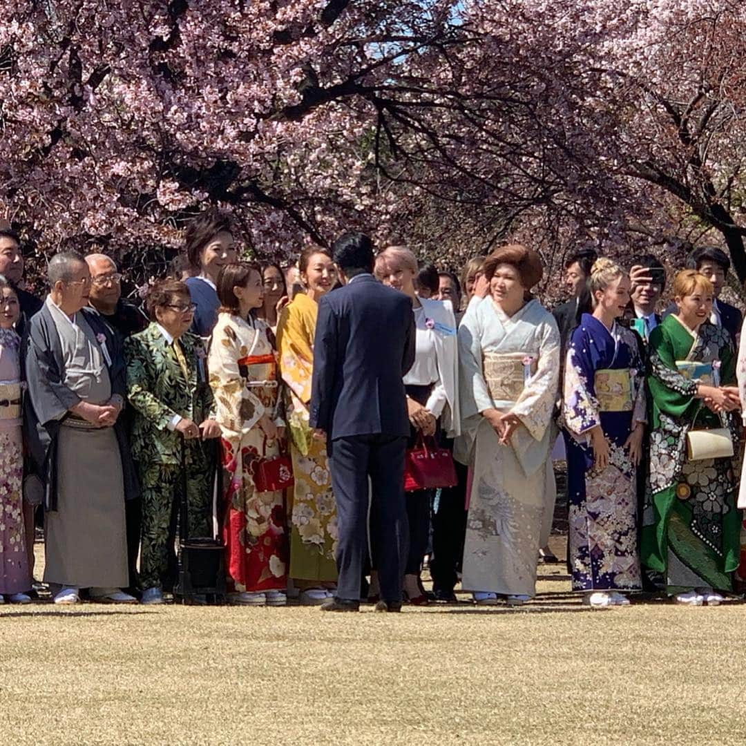 神田うのさんのインスタグラム写真 - (神田うのInstagram)「安倍首相と桜を見る会🌸 May.Jちゃん💕IKKOさん💕デヴィ夫人💕奈美さん💕パーさん💕ぺーさん💕俊先生💕三國先生💕電撃南部さん💕ぶーさん💕きみまろさん💕荻野目洋子さん💕梅宮アンナちゃん💕ラモちゃん💕カズレーザーさん💕今年もまた沢山の方々とお会いしました😘 @shinzoabe  @akieabe  @nami.etsuko  @dengekinetwork  @mayjamileh  @annaumemiya  @kazlaser  #お着物#着物#japanesekimono#kimono#桜#半襟#半衿#和装#訪問着#cherryblossom#安倍総理#安倍首相 と#桜を見る会#神田うの#unokanda#uno#新宿御苑」4月15日 21時58分 - unokandaofficial