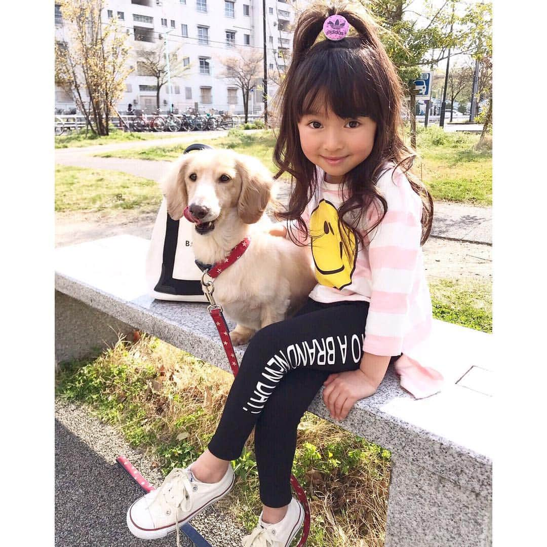 韓国子供服♡smilekids(すまいるきっず) さんのインスタグラム写真 - (韓国子供服♡smilekids(すまいるきっず) Instagram)「* * ☻ご覧頂き有難うございます☻ . . ︎︎︎︎☑︎サイド英字デザイン レギンス販売中です♡ ユニセックスで着用出来ます♡ 色違いグレーも 販売中です♩ . . . 着回しコーデ沢山出来ます♥ これから暖かくなる春の マストアイテムにして下さい。 . . . ☺︎着画model りりかᒼᑋªⁿ☺︎ ☺︎smilekids専属model☺︎ @asuka0921  身長:102cm 体重:15kg size:120 . ————————————————— . . web shop http://smilekids888.com/で販売しています← —————————————————— ★ゆうちょ振込での購入も可能です★ web shopより、在庫を確認後  商品名、サイズ、カラーをDMにて 連絡頂けると幸いです☺︎ 確認後のお返事になりますので お時間を頂く場合があります。 在庫が少ない場合や再入荷の人気商品は 取り置きが難しい事があります。 ご了承ください🥺 . . —————————————————— ご購入してくださった方へ✉️ @smilekids888 をタグ付けして投稿して頂いた方を ストーリーにて紹介させて頂きます😍  さらに‥抽選で‥ 毎月、５名様にお買い物で使えるクーポンを プレゼント🎁致します☺️ . 1等‥1.000円OFFクーポン(2名様) 2等‥500円OFFクーポン(3名様) . 沢山のタグ付けをお待ちしています😍  __________________ . . . . . . . . ☻webshopには.Instagramプロフより リンクでとべます✈︎✈︎✈︎ . . . . #熊本ママ #山鹿 #webshop #韓国子供服 #格安#お洒落さんと繋がりたい  #熊本 #キッズコーデ #裏起毛#キッズファッション  #ig_kids #kids_japan #親バカ部  #kjp_ootd #今日の服 #kidsfashion #プチプラコーデ  #プチプラファッション #mamagirl #リンクコーデ#ママリ#smilekids #３歳#４歳#５歳#春#新作#ファーデニム」4月15日 22時08分 - smilekids888