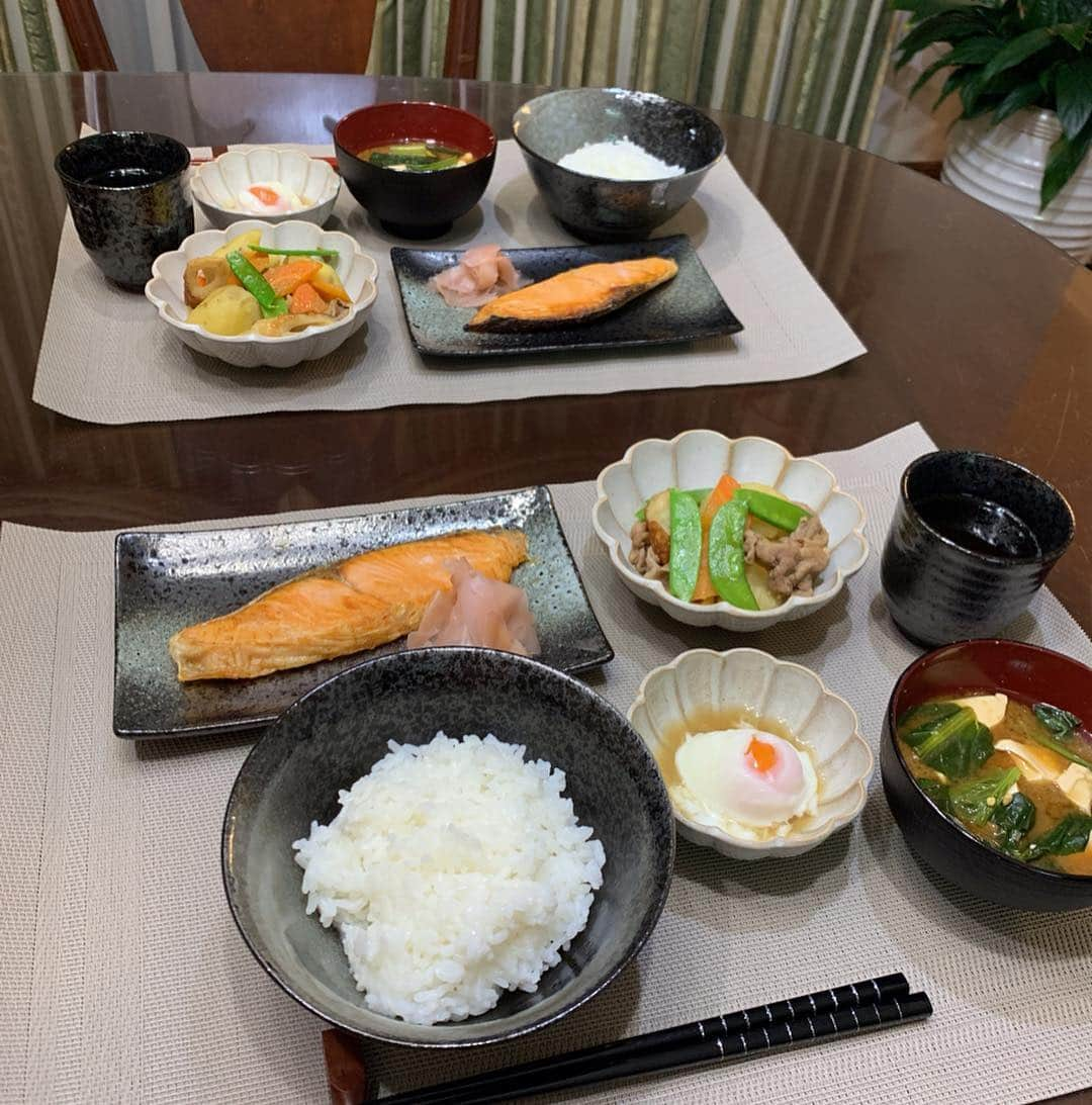 水谷雅子さんのインスタグラム写真 - (水谷雅子Instagram)「#晩御飯#おうちごはん #dinner  #肉じゃが#焼き魚#鮭#お味噌汁 #温泉たまご#シュガーレディ #水谷雅子#水谷雅子beautybook50の私」4月15日 22時08分 - mizutanimasako