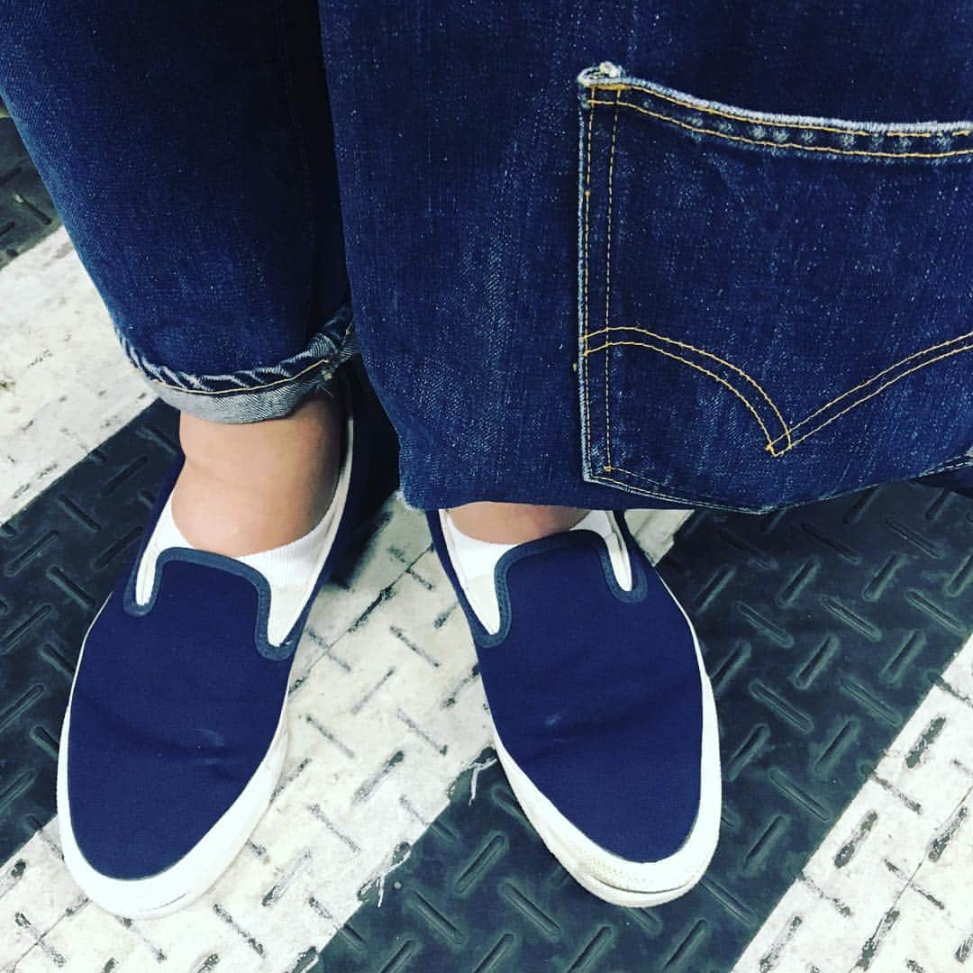 宇野薫のインスタグラム：「UNO☆KICKS  あったかくなってきたので コンバーススリッポン  #unokicks #コンバース #コンバーススリッポン  #levis501501  #levisbige #古着 #ただの古着好きです #だから古着はやめられない」