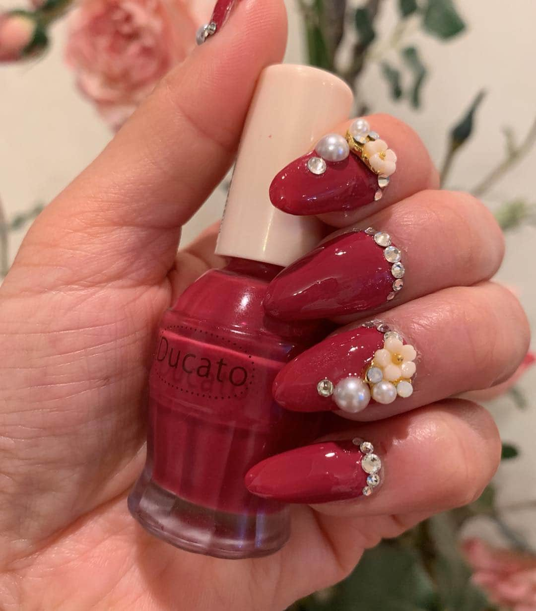 水谷雅子さんのインスタグラム写真 - (水谷雅子Instagram)「ネイルチェンジしました💅✨ 毎回派手なキラキラネイルです😅 #ネイル#ネイルチェンジ #スカルプネイル  #ネイルデザイン #ネイルパーツ #デュカートナチュラルネイル  #デュカートクイックトップコート #ネイルオイル#ネイルベリンダ」4月15日 22時10分 - mizutanimasako