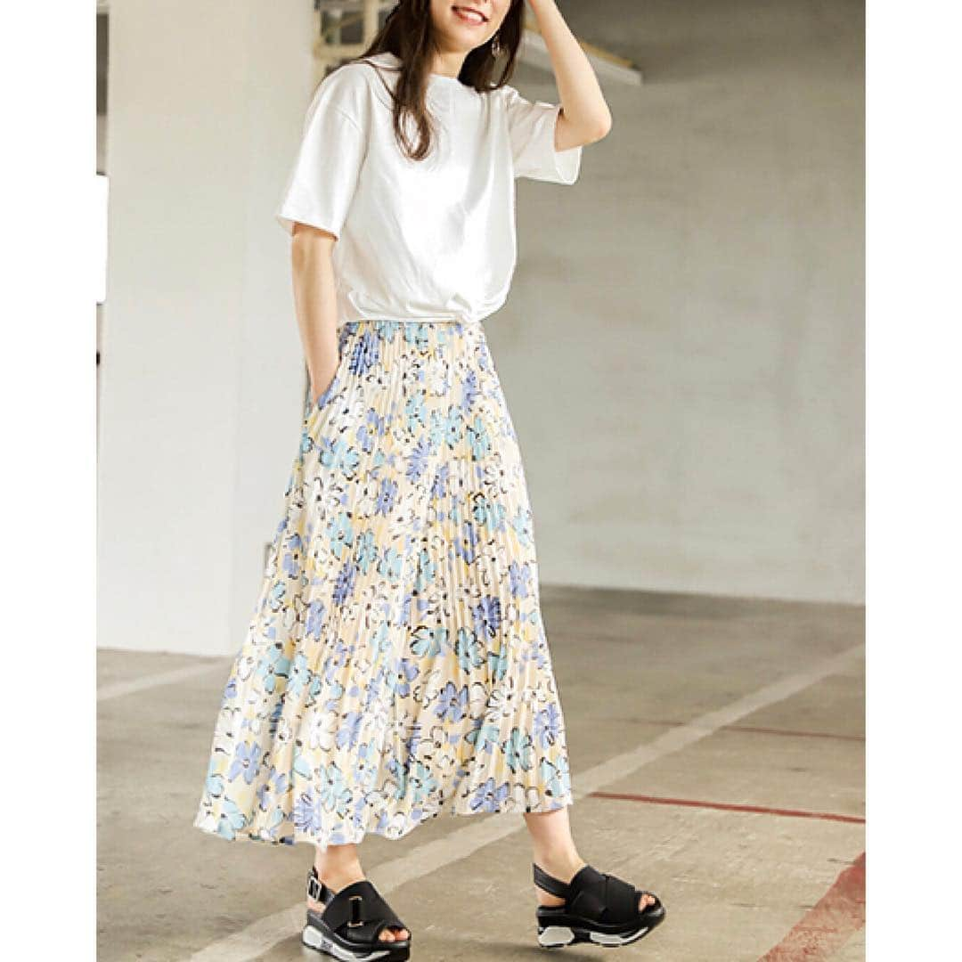 ミスティウーマンさんのインスタグラム写真 - (ミスティウーマンInstagram)「.﻿﻿﻿﻿﻿﻿﻿﻿﻿﻿ APRIL LOOK﻿﻿﻿﻿﻿﻿ ﻿﻿﻿﻿﻿﻿﻿﻿﻿﻿ ﻿﻿﻿﻿﻿﻿ ﻿﻿﻿TOPS ¥4,212﻿﻿﻿ PANTS ¥7,452﻿ SHOES ¥7,452﻿﻿﻿ ﻿ ﻿ この夏注目のリゾート柄を落とし込んだ﻿ プリーツパンツを主役にしたコーディネート。﻿ シンプルですが前をヘムデザインにした﻿ トップスと合わせれば、﻿ どこかお洒落上級者感の出るスタイルに﻿ 仕上がります。﻿ トレンドアイテム×ディティールアイテムの﻿ 簡単お洒落スタイルです。﻿ ﻿﻿﻿﻿﻿﻿﻿﻿﻿ ﻿﻿﻿﻿﻿﻿﻿﻿﻿﻿ ﻿﻿ ◆画像タッチで、商品情報・購入へ。﻿﻿﻿﻿﻿﻿﻿﻿﻿﻿ ﻿﻿﻿﻿﻿﻿﻿﻿﻿ ﻿﻿ #mystywoman #ミスティウーマン #april #4月 #2019ss #coordinate #コーディネート #花柄 #プリーツ #プリーツパンツ #トレンド #春コーデ #大人かわいい #フェミニン」4月15日 22時11分 - mystywoman_com