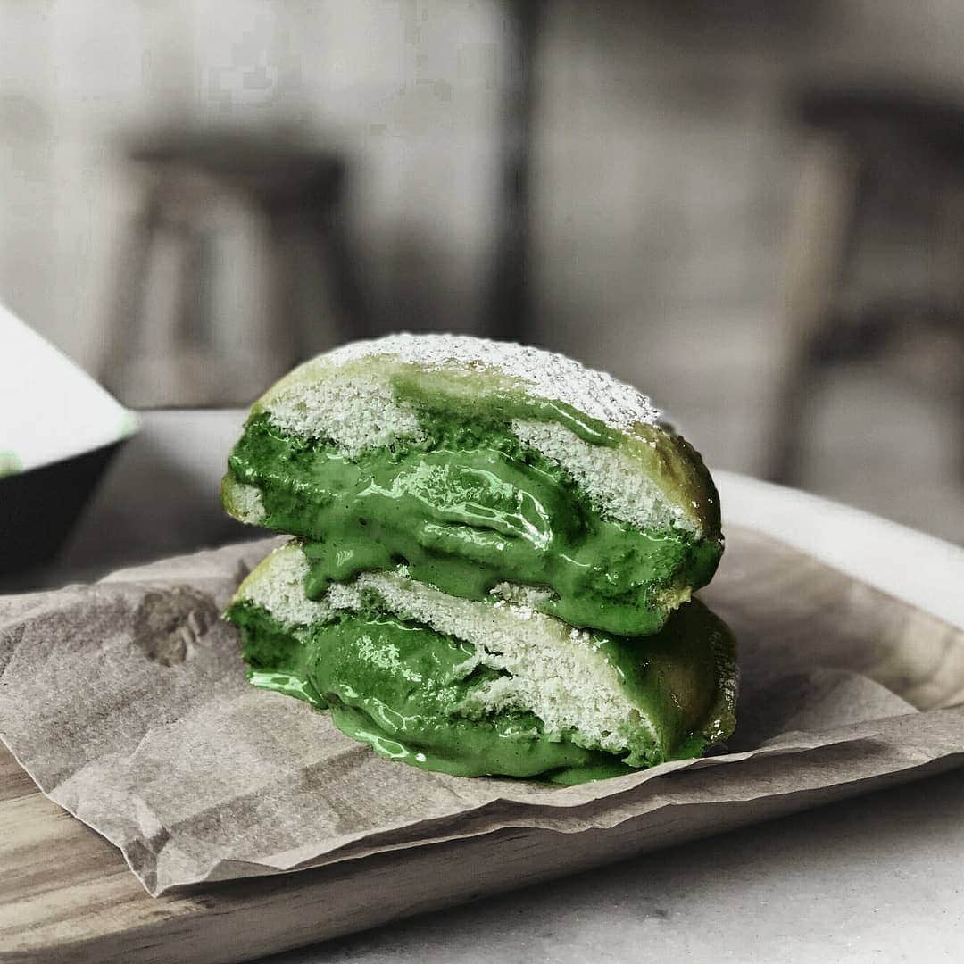 Matchæologist®さんのインスタグラム写真 - (Matchæologist®Instagram)「Oh my #Matcha! Who else wants to take a HUGE bite out of this delicious Matcha #IceCream #Sandwich?! Tag a friend you’d LOVE 💚 to devour this mesmerising matcha treat with! 😱🙋 (📷: @bgirl_anlei) . Choose @Matchaeologist when you are making your favourite fun matcha recipes – whether it’s ice cream, lattes, cakes or more! 🍵 As matcha specialists, we are obsessed with the quality of our artisanal matcha, so you know you are getting the best of the best 🌱 . Each batch of our tea is hand-picked from virgin leaves of shade-grown tea trees and undergoes a proprietary ‘artisan roasting’ process to express the flavour of each batch to its fullest potential, 🍃 resulting in each blend being characterised by its sweet umami notes unrivaled by other brands on the market 🙏 . Discover the highest-quality artisanal matcha with Matchæologist. . 👉Click the link in our bio @Matchaeologist . Matchæologist® #Matchaeologist Matchaeologist.com」4月15日 22時11分 - matchaeologist