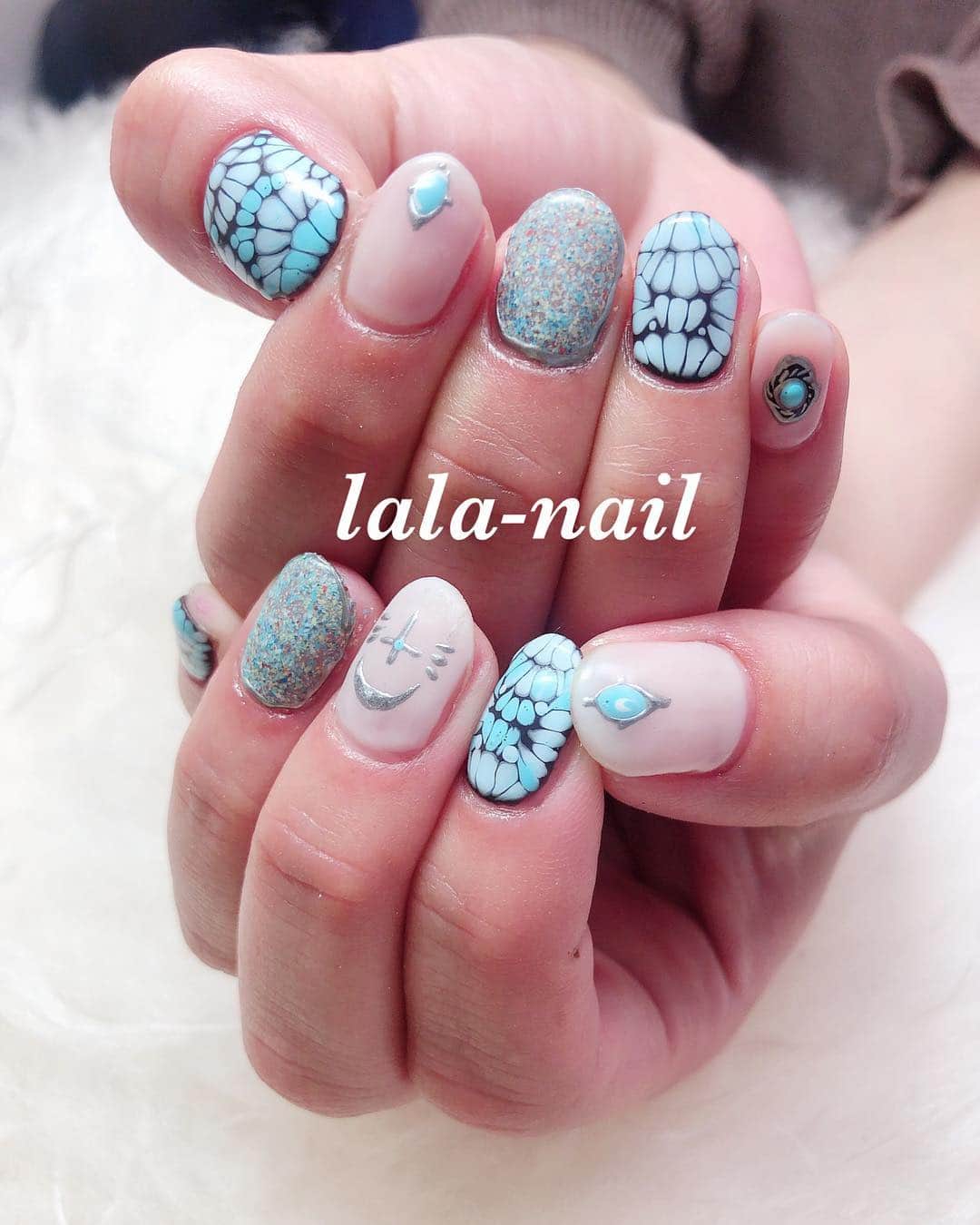 のインスタグラム：「手書きアート☺︎ 小指のコンチョが私的にお気に入り💙  ネイルのご予約はLINE又はDMよりお待ちしてます✨  #nails #instanail #lalanail #turquoise #yokohama #jelnail #ねいる #手書きネイルアート #ネイリスト #ネイルアート#春ネイル #横浜 #大人ネイル #ネイルサロン #ネイル #ニュアンスネイル #オリジナルカラー #セルフネイル  #ホームサロン #フットネイル #💅 #👣 #デザインネイル #定休日日曜日 #7000円 #パラジェル」