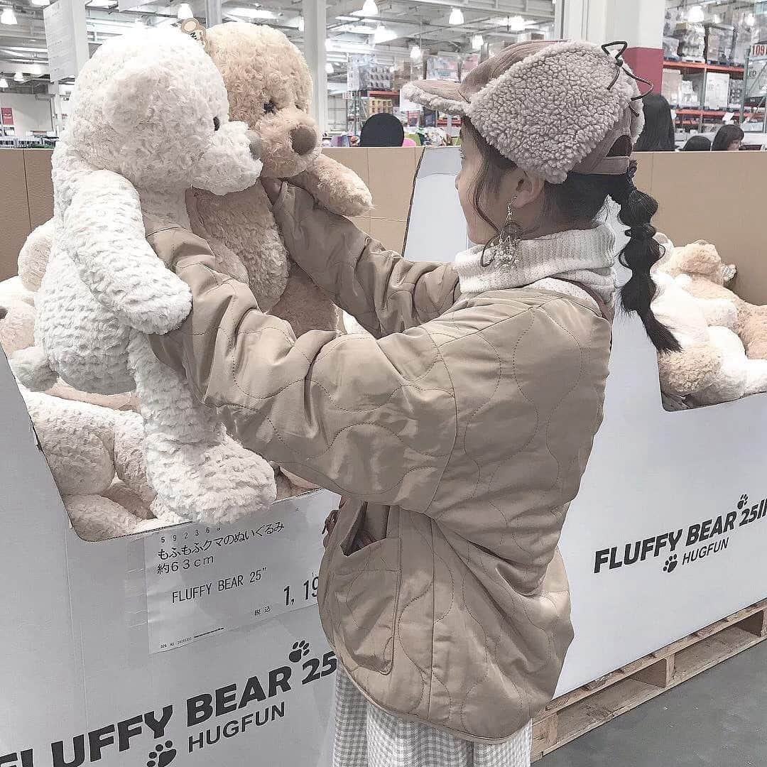 SUCLEさんのインスタグラム写真 - (SUCLEInstagram)「#コストコ﻿ 部屋にひとつは欲しくなる...🐻﻿ ﻿ コストコでゲットできるくまのぬいぐるみが、かわいくて人気なんです💭﻿ ﻿ ぬいぐるみは小さめサイズから大きいサイズまであるので、たくさんのくまさんに癒されてみては？﻿ ﻿ photo by @toriisaki1113 ﻿ Sucle のBASEでも、Sucleのお洋服と、オリジナルの巾着ポーチを販売中なのでぜひチェックをお願いします🌷﻿ ﻿﻿﻿ 詳細はプロフィールのURLかストーリーズのURLからジャンプできるので、ぜひチェックしてみてください！﻿ ﻿ @sucle_ では紹介する写真を募集中👧🏻﻿﻿ ﻿﻿﻿﻿﻿ ﻿﻿﻿﻿﻿﻿﻿﻿﻿﻿﻿﻿﻿ タグ付けやハッシュタグをつけてくれた投稿からもピックアップした写真をリポストしています！﻿﻿﻿﻿﻿﻿﻿﻿﻿﻿﻿﻿﻿﻿ #sucle をつける か このアカウントをタグ付けして投稿してね📸﻿﻿﻿﻿﻿﻿﻿﻿﻿﻿﻿﻿﻿﻿ ﻿ ﻿ #くま #ぬいぐるみ  #🐻 #コストコ好き #くまさん #ぬいぐるみ好き #costoco #おでかけ #クマ好き#まとめ買い #購入品 #持ち画くらぶ #カフェ巡り好き #持ち画 #持ち画倶楽部﻿ #インスタ映え #シュクレ #フォトジェニック #ファッション #お洒落 #かわいい #置き画くら部 #おしゃれさんと繋がりたい #おしゃれ #お洒落さんと繋がりたい #可愛い #ootd #おきがくらぶ﻿﻿ ﻿」4月15日 22時12分 - sucle_