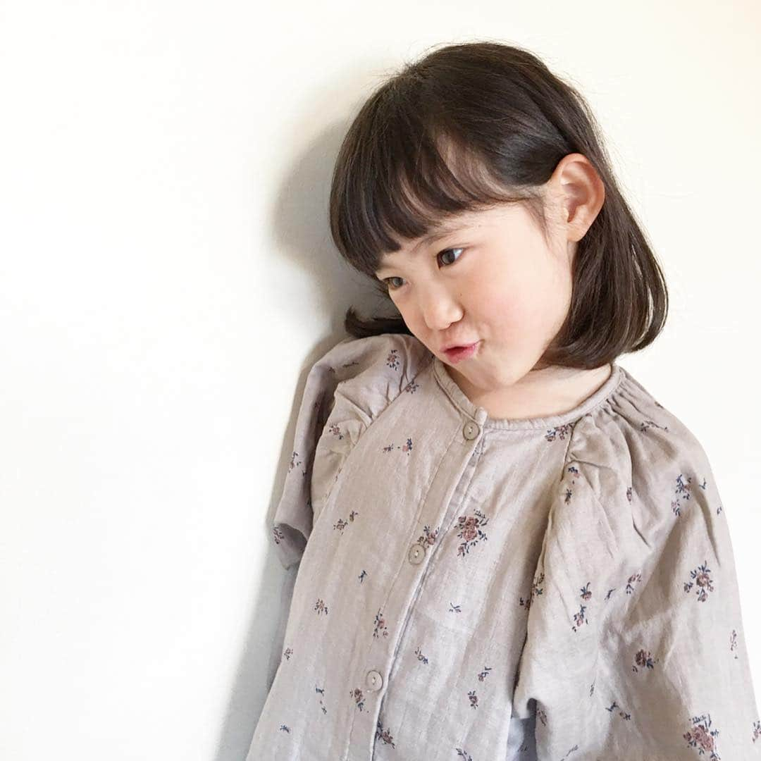 *yoko*さんのインスタグラム写真 - (*yoko*Instagram)「* ◇2019.4.15 mon. ・ 今日、お迎え行ったらすごい勢いで教室から飛び出してきて、「ママ見て〜！」ってでんぐり返し連発。 #活発娘 今年は役員で副会長になりました。 #頑張ります#飲み会いっぱいやろ ・ そんな心乃やけどやっぱり女子でワンピースが大好き♡ 最近のお気に入り👗 @sonneetfleur_kidsfashion ・ #5歳#5歳3ヶ月#キッズファッション#キッズコーデ」4月15日 22時16分 - yococono