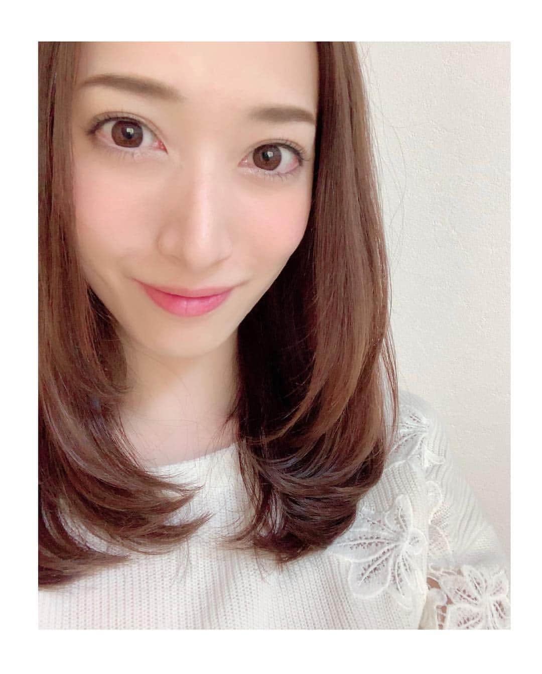 伶美うららさんのインスタグラム写真 - (伶美うららInstagram)「久しぶりの投稿となりました♪ 暖かい日があったり、寒い日があったりしましたが、今日は一日暖かくやっと春を感じる気候でした♡ . 今日は髪のメンテナスに行きました☆ カラーはヴァイオレットベージュにして トリートメントでサラサラにしてもらい、まとまり感がしっかり出るようにしてもらいました♡ おすすめカラーです♪ . #ヴァイオレットベージュ #春本番 #メンテナンス」4月15日 22時18分 - urara_reimi