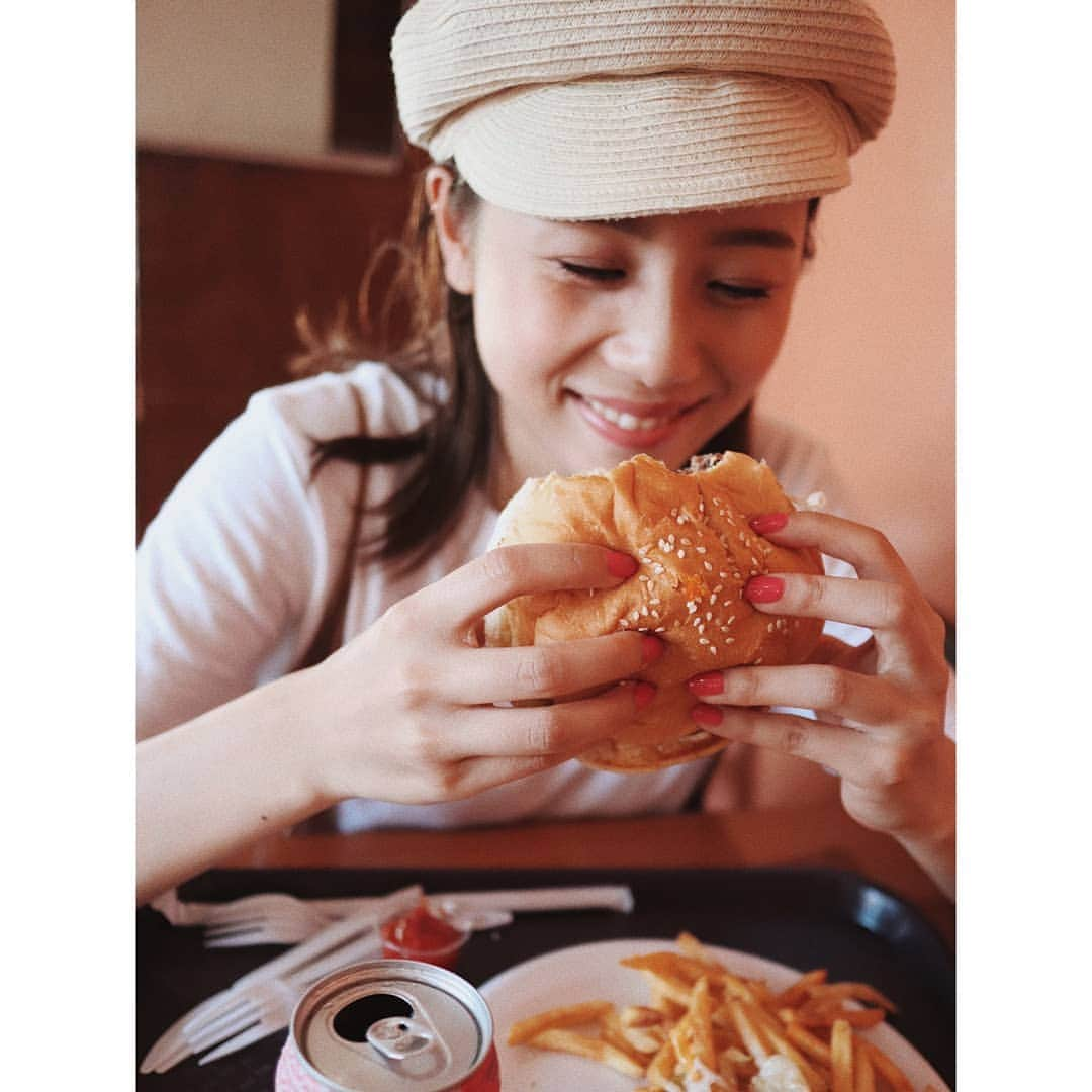 伊原葵さんのインスタグラム写真 - (伊原葵Instagram)「🍔❤️🍔❤️🍔❤️ . . みんなに聞かれたハンバーガー おすすめは、Meskla DOS🍔 ここ人気みたいでもう知ってる人が たくさんだと思うけど！！ シェアしてくださいとのリクエストに お答えして私もシェアするね👍 私もオススメされて行ってきたよ♡ めっちゃ美味しかった！！！！！ 肉厚なパテとふわふわのパン。 ジューシーやしハンバーグみたい！笑 チーズバーガーにしたんやけど、 スパイシーって書いててまぁいけるか って思ったら結構コショウ辛かった😂 友達はNOスパイシーにしてて、 美味しく食べてたから、辛いの苦手な 方はNOスパイシーで頼んでみて🙏 . . 明日か明後日にグアムでしてた MAKEUPをYouTubeにあげるね！ お楽しみに～💋💋💋 . . #GUAM #hamburger　#mesklados」4月15日 22時19分 - aoi186