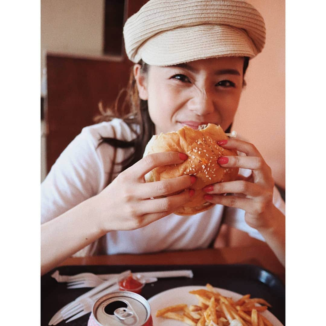 伊原葵さんのインスタグラム写真 - (伊原葵Instagram)「🍔❤️🍔❤️🍔❤️ . . みんなに聞かれたハンバーガー おすすめは、Meskla DOS🍔 ここ人気みたいでもう知ってる人が たくさんだと思うけど！！ シェアしてくださいとのリクエストに お答えして私もシェアするね👍 私もオススメされて行ってきたよ♡ めっちゃ美味しかった！！！！！ 肉厚なパテとふわふわのパン。 ジューシーやしハンバーグみたい！笑 チーズバーガーにしたんやけど、 スパイシーって書いててまぁいけるか って思ったら結構コショウ辛かった😂 友達はNOスパイシーにしてて、 美味しく食べてたから、辛いの苦手な 方はNOスパイシーで頼んでみて🙏 . . 明日か明後日にグアムでしてた MAKEUPをYouTubeにあげるね！ お楽しみに～💋💋💋 . . #GUAM #hamburger　#mesklados」4月15日 22時19分 - aoi186