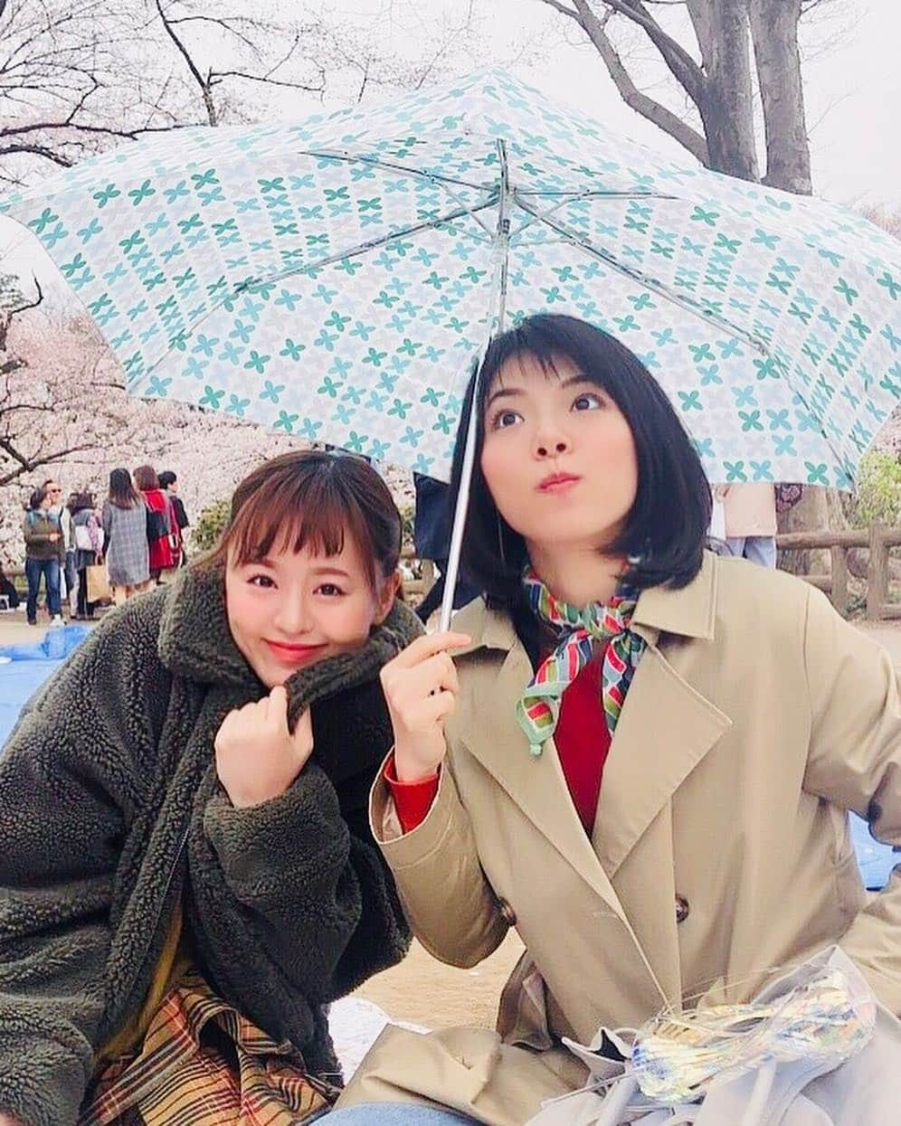 真衣ひなのさんのインスタグラム写真 - (真衣ひなのInstagram)「. ４月頭にした同期とのお花見写真🤳🌸 本当に楽しかったなぁ。 友人とゴザ敷いてお花見なんて初めてで。 ピザを食べようとしたら雨が降って来たり、 シャボン玉で手がベタベタになったり。 箸が転んでもおかしいお年頃♬ 〜ではないけど、ほんとよく笑った(^-^) その後みんなでお茶して、カラオケに行って 一日中同期との時間を満喫した日でした。 同期は、何物にも代え難い大きな存在。 お花見以来、休み無くて会えていないけど きもちはいつだって繋がってる😌 (LINEも毎日繋がってる。笑) 東京の桜はいつのまにか そんな私たちを置いて。。 . #桜は華やか #桜は賑やか #桜は儚い #春はせわしない . tops @beep_ss  outer @beep_ss  bag @fendi」4月15日 22時21分 - hinano_mai