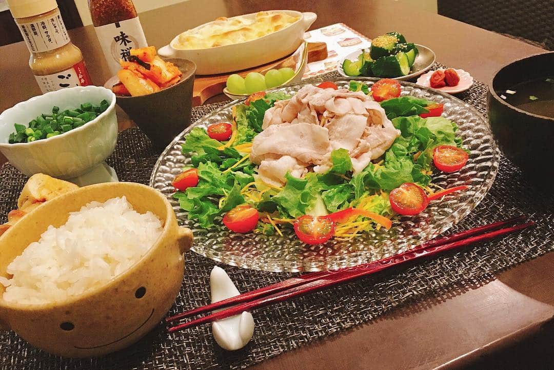 宮本笑里さんのインスタグラム写真 - (宮本笑里Instagram)「最近つくった🍽ものたち。 稀に共感してくれる人いますが、 匂いや味見で満足しちゃうのか？ 作ると必ずご飯タイムは食欲消えて全く食べられない😂 なぞ。。 #夜ご飯 #dinner #冷しゃぶ #ステーキ」4月15日 22時22分 - emirimiyamoto