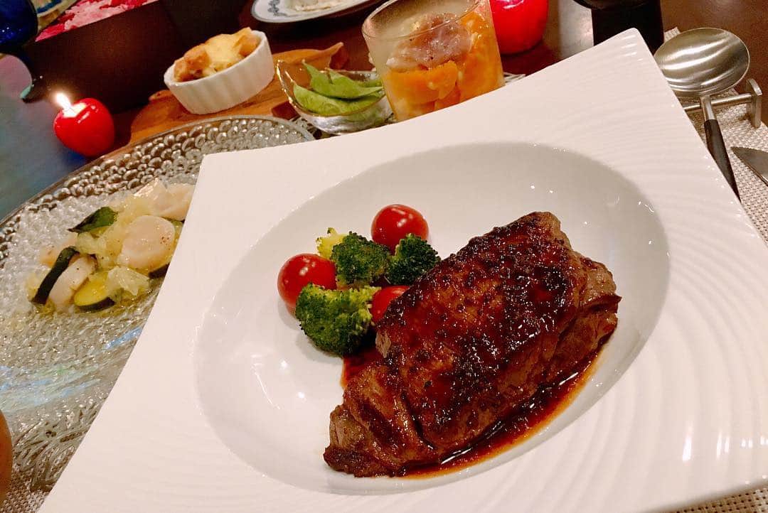 宮本笑里さんのインスタグラム写真 - (宮本笑里Instagram)「最近つくった🍽ものたち。 稀に共感してくれる人いますが、 匂いや味見で満足しちゃうのか？ 作ると必ずご飯タイムは食欲消えて全く食べられない😂 なぞ。。 #夜ご飯 #dinner #冷しゃぶ #ステーキ」4月15日 22時22分 - emirimiyamoto
