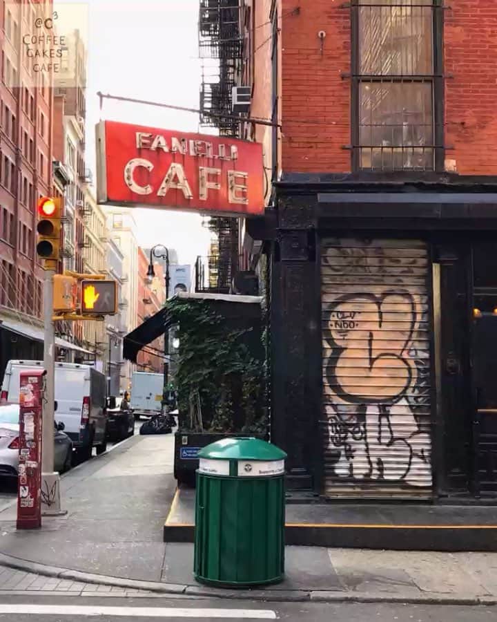 のインスタグラム：「I don’t know how many times I’ve passed by this corner so I thought it’d be fun to share with you a little part of NY history. ✨A historic corner of SoHo built in 1847...considered to be the city’s second oldest food and drink establishment in the same location under various ownerships. In 1922 Michael Fanelli purchased the business and has been known as Fanelli Cafe till today. It served as a gathering place for artists during the transition from Manhattan’s SoHo neighborhood from a manufacturing area to an arts community.✨ Next time you’re visiting NY and in SoHo...check this corner cafe out! Happy Monday everyone 😃 . . @fanellis 94 Prince St . . . . . #fanellicafe #newyorklife #newyorkstateofmind #what_i_saw_in_nyc #ilovenewyork #facadelovers #travelerinnewyork #theprettycities #prettycitynewyork #wheretofindme  #coffeeshopvibes #coffeefliicks #cafelife #cafehopping #nyclife #newyork_instagram #morningvibes #coffeecakescafe #morningslikethese #chasinglight #coffeeshopcorners #theshopkeepers #newyork_ig #womenwhodraw #stopmotion #stopmotionanimation #picame #penandink #animation #digitalanimation」