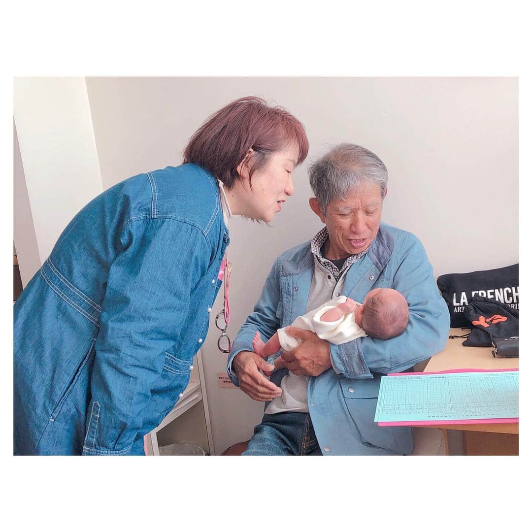 前原穂高のインスタグラム：「今日は宮崎の実家から両親が桜太に会いに来てくれました。 自分の親が喜んでるところ見るとニヤニヤしてしまうね－。 また1つ親孝行出来たかな👍 桜太とあえるのも明日まで！ ㅤㅤㅤ #ほだちえべいびー  #出産 #親バカ」