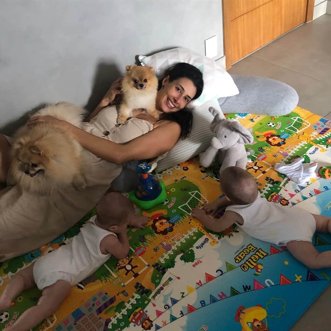 シェイラ・カストロのインスタグラム：「É amor demais!!! Sou muito abençoada!!! Boa semana pessoal!!! #albumdalizeninna #minhasmeninas #gemeasvailati #monstrinho #canelinha」