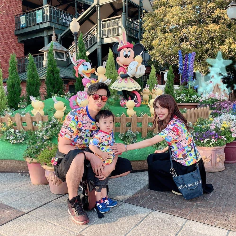 アレクサンダーさんのインスタグラム写真 - (アレクサンダーInstagram)「ディズニーシー❤️ 3人お揃いだよん #disneyland  #お揃い #youtube にあげるよん」4月15日 22時25分 - alexanderfriends