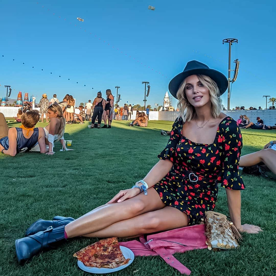 Ashley Jamesさんのインスタグラム写真 - (Ashley JamesInstagram)「Happiest in the sun eating pizza. 🍕 Regarding my last post, I've had so much fun at Coachella! I love dressing up, the setting and weather are perfection, and I absolutely adore the music. Ariana brought out N Sync, P Diddy, and Nicki Minaj, Zedd brought out Katy Perry and Lizzo was my favourite performance of all yesterday! I've had SO much fun, however there's just a LOT more queueing and traffic this year and lots of people pretending to have fun. It felt a bit different to other years. Will I come back next year? Lol, probably. But given that it's not on my doorstep, I wonder if there's other cool festivals to discover in different parts of the world instead? Like, what's Australia or South Africa saying? Or somewhere in South America? 🎶✨ Adore this outfit, I've tagged the brands and it's all gifted. Styled by @aoifeodohertystylist 👗🇺🇲☀️ #coachella2019 #coachella #festivalstyle #girlswhotravel」4月15日 22時34分 - ashleylouisejames