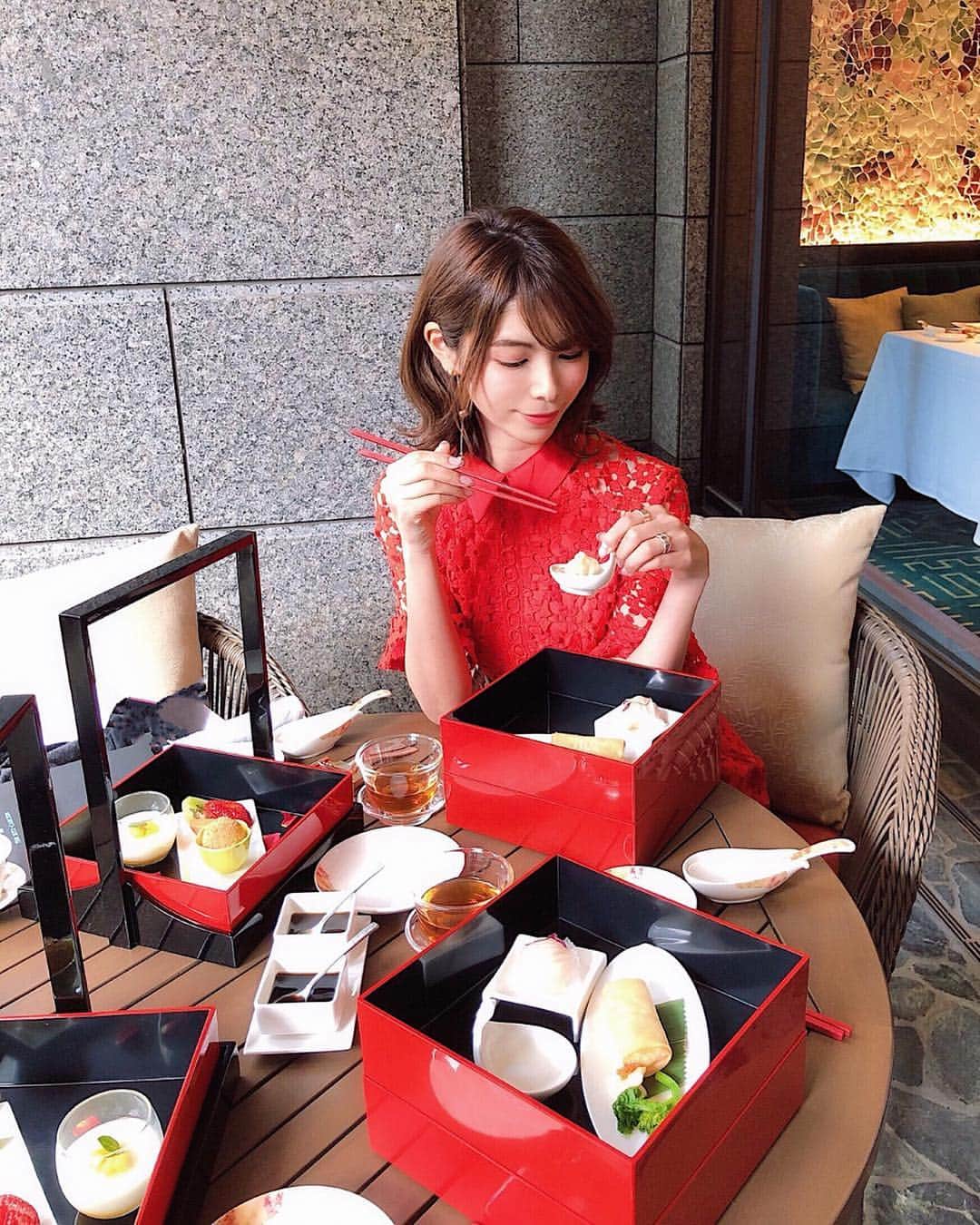 Yuika Matsuさんのインスタグラム写真 - (Yuika MatsuInstagram)「. . . 今日は 楽しみにしていた  @ritzcarlton.osaka の試食会に 招待して頂き 参加してきました ❤️ . . 今年の3月に新しく設えられた 中国料理「香桃」のテラス席  で頂ける🌿 #ガーデン飲茶セット ☕︎ #桃庭園飲茶 ✨ . . #リッツカールトン大阪 でしか 味わえない 桃の香り🍑がする #中国茶 も 凄く美味しくて . 気持ち良いお天気の中 プチお花見気分を 味わいながらの お食事最高 でした✨ . . . . . . . . . #RCMemories #theritzcarltonosaka #osaka #japan #hotels #luxury  #japan_vacations #instagramjapan  #food #foodpics #finedining #finedininglovers #chefsoninstagram #gourmetartistry #beautifulhotels #大阪#ザリッツカールトン大阪 #リッツカールトン #香桃 #xiangtao #アフタヌーンティー」4月15日 22時27分 - yuika00802