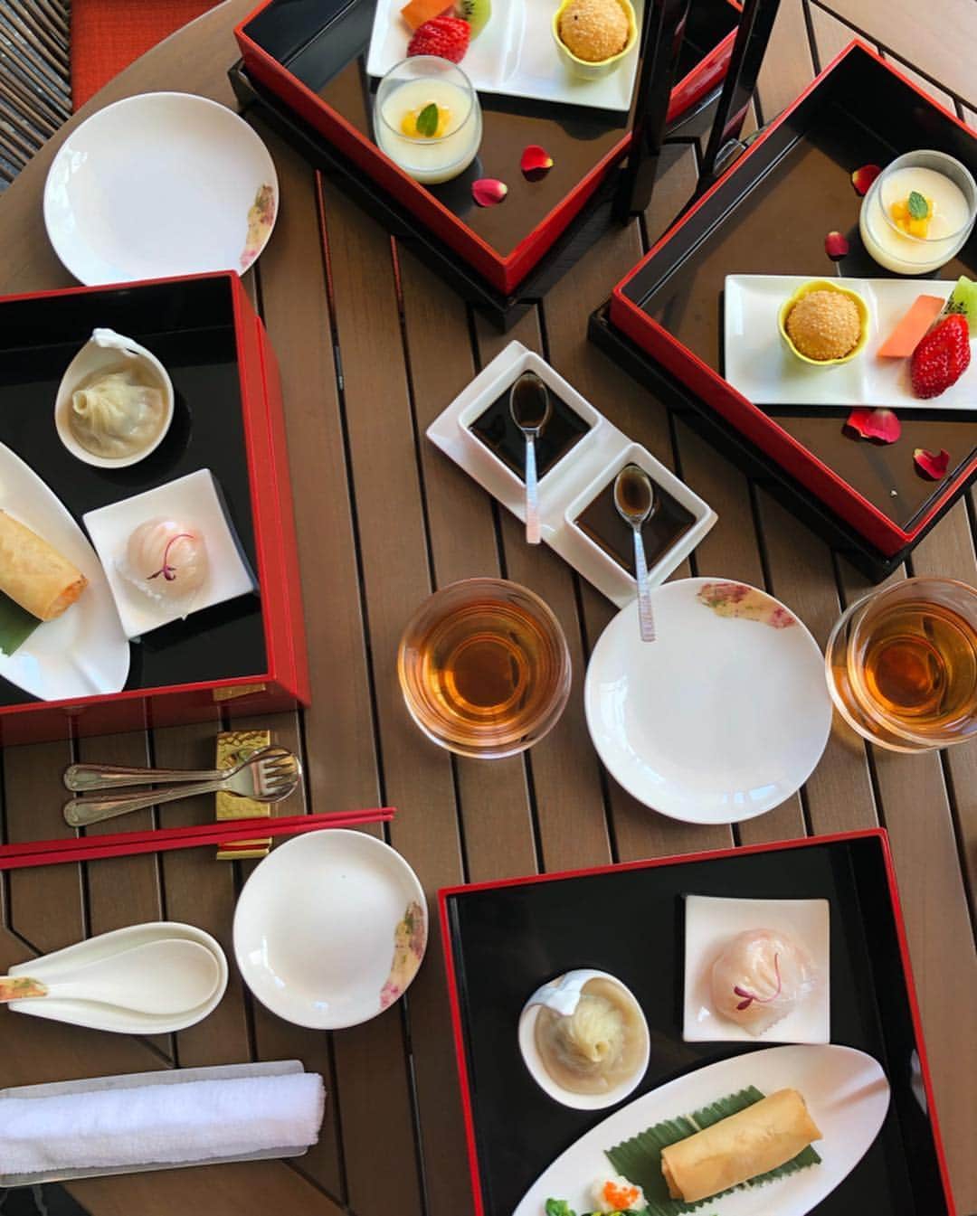 Yuika Matsuさんのインスタグラム写真 - (Yuika MatsuInstagram)「. . . 今日は 楽しみにしていた  @ritzcarlton.osaka の試食会に 招待して頂き 参加してきました ❤️ . . 今年の3月に新しく設えられた 中国料理「香桃」のテラス席  で頂ける🌿 #ガーデン飲茶セット ☕︎ #桃庭園飲茶 ✨ . . #リッツカールトン大阪 でしか 味わえない 桃の香り🍑がする #中国茶 も 凄く美味しくて . 気持ち良いお天気の中 プチお花見気分を 味わいながらの お食事最高 でした✨ . . . . . . . . . #RCMemories #theritzcarltonosaka #osaka #japan #hotels #luxury  #japan_vacations #instagramjapan  #food #foodpics #finedining #finedininglovers #chefsoninstagram #gourmetartistry #beautifulhotels #大阪#ザリッツカールトン大阪 #リッツカールトン #香桃 #xiangtao #アフタヌーンティー」4月15日 22時27分 - yuika00802